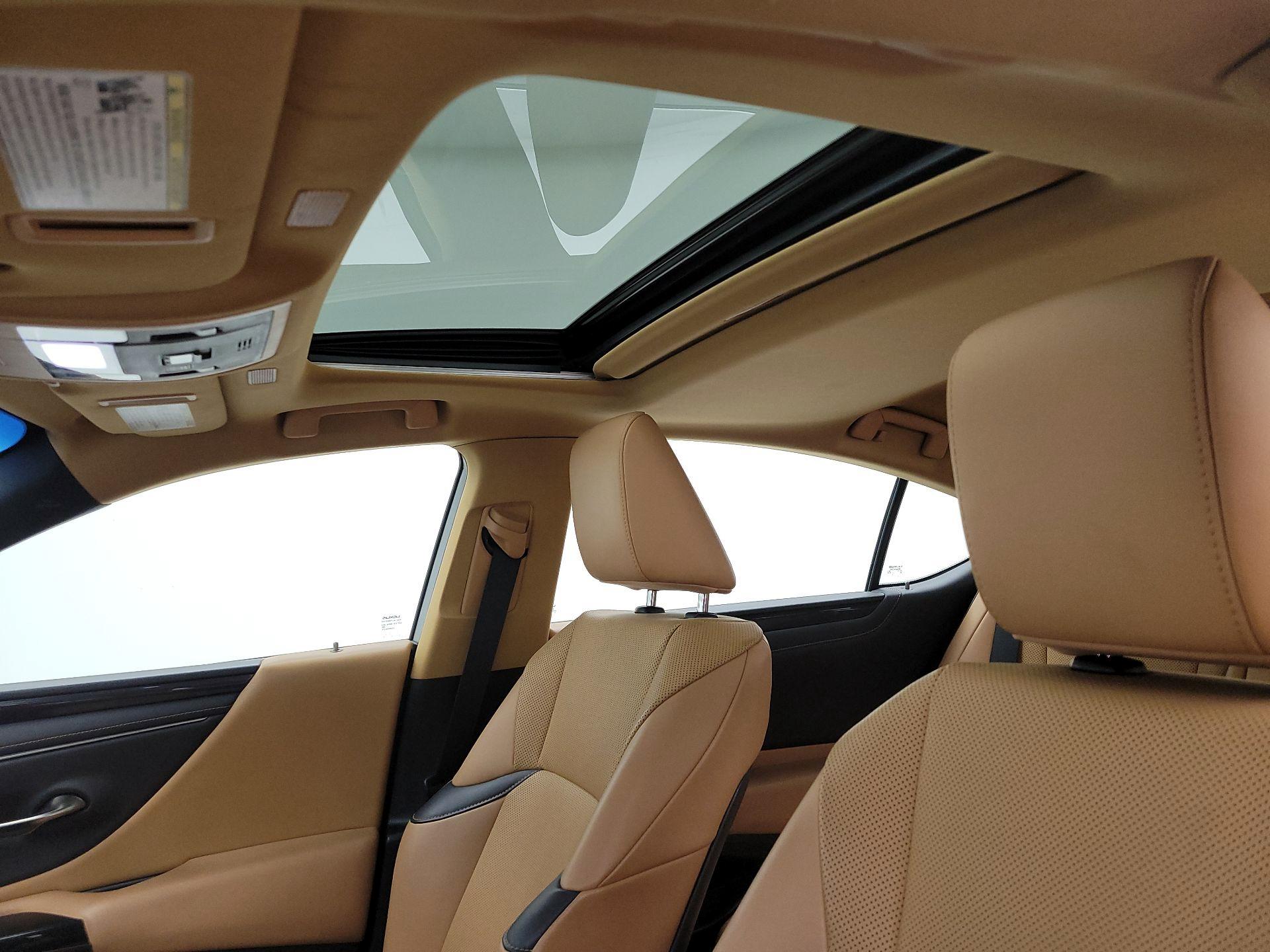 Thumbnail: 2022 Lexus ES - 19