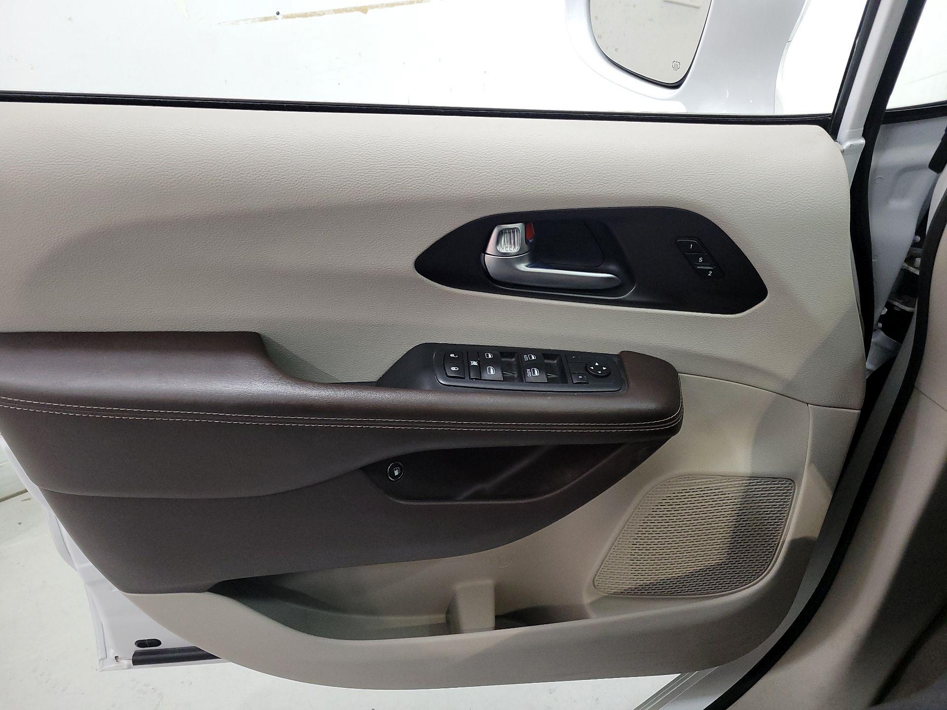 Thumbnail: 2021 Chrysler Pacifica - 12