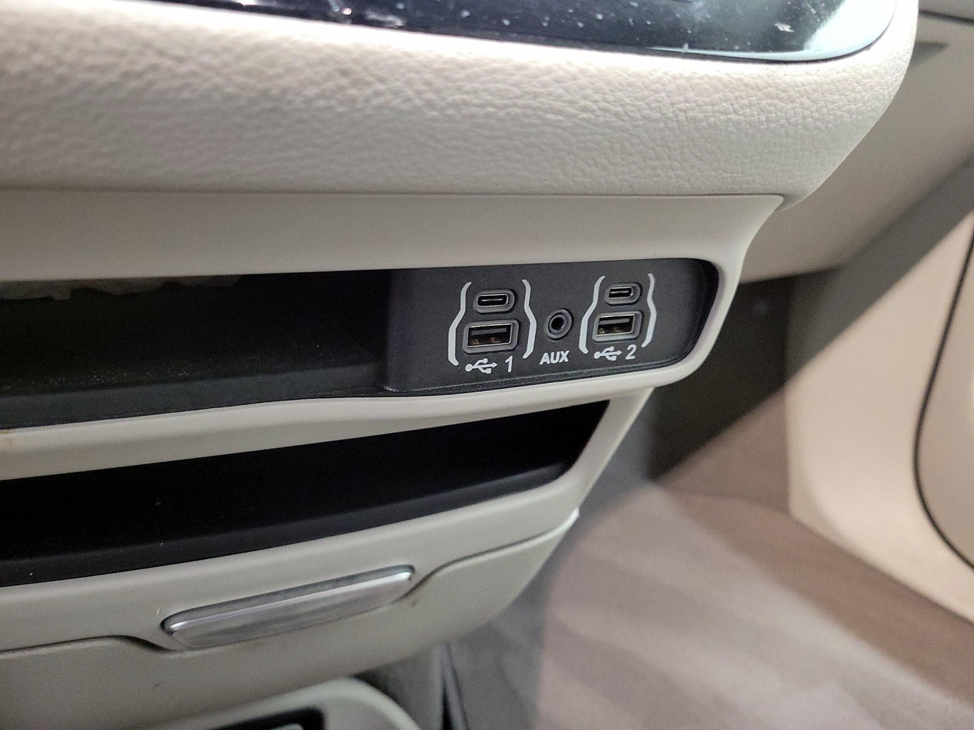 Thumbnail: 2021 Chrysler Pacifica - 18