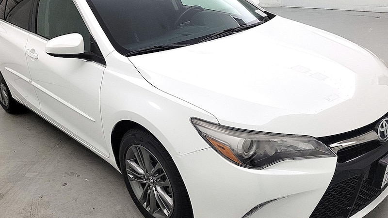 2017 Toyota Camry SE Hero Image