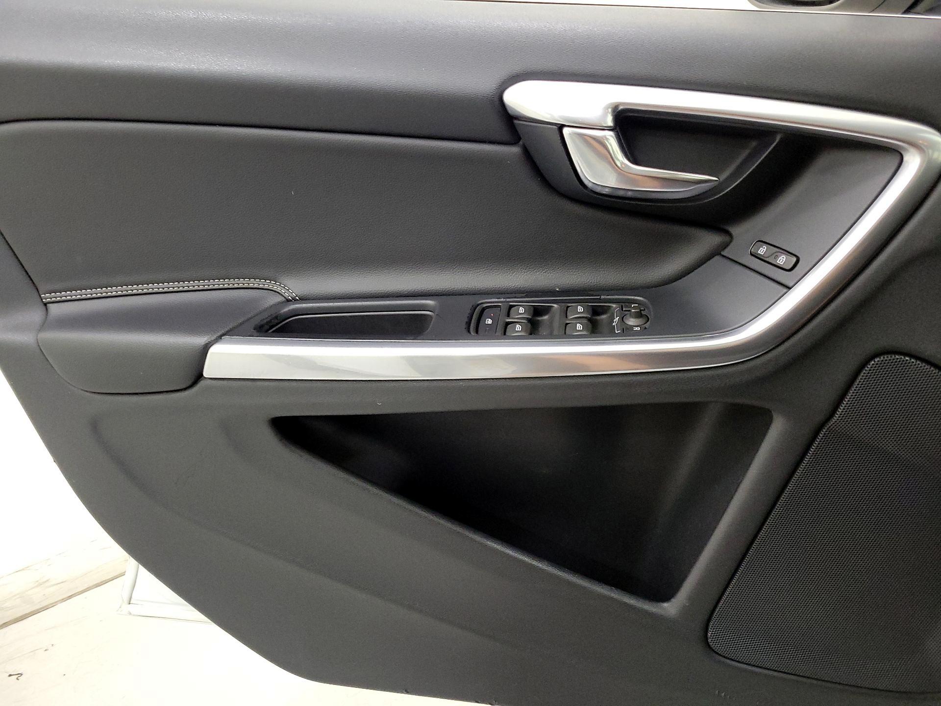 Thumbnail: 2016 Volvo V60 - 12