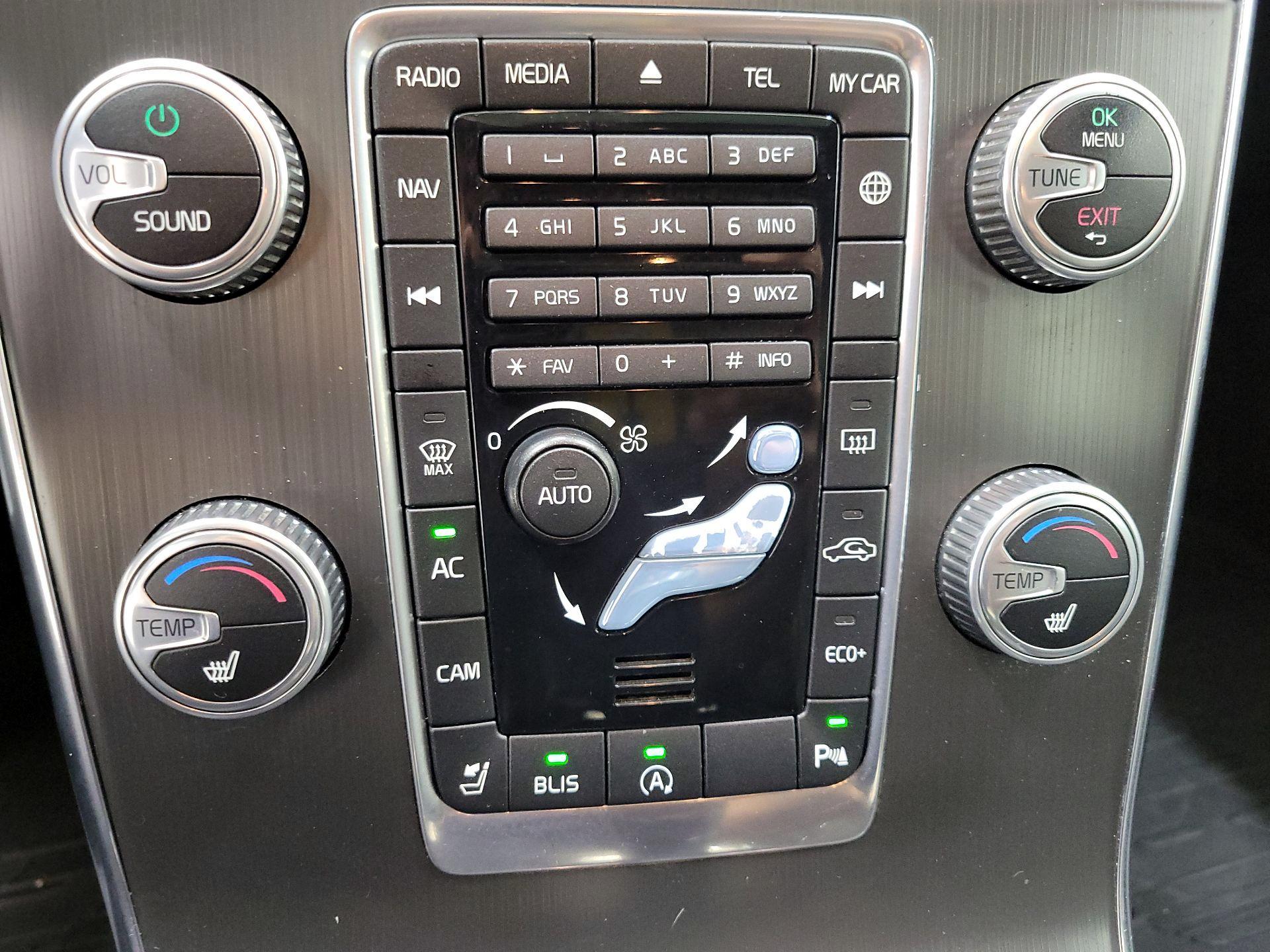 Thumbnail: 2016 Volvo V60 - 16