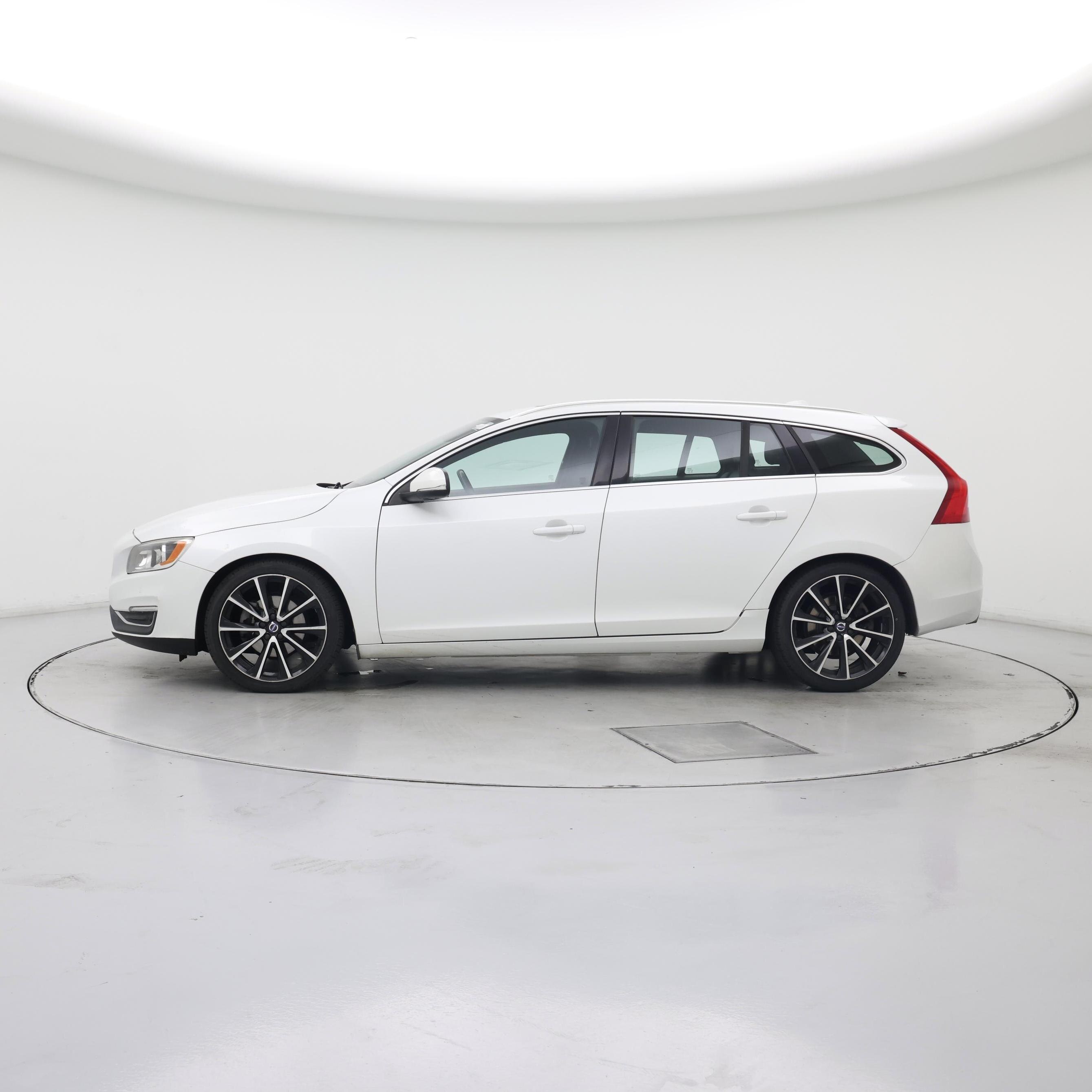 Thumbnail: 2016 Volvo V60 - 3