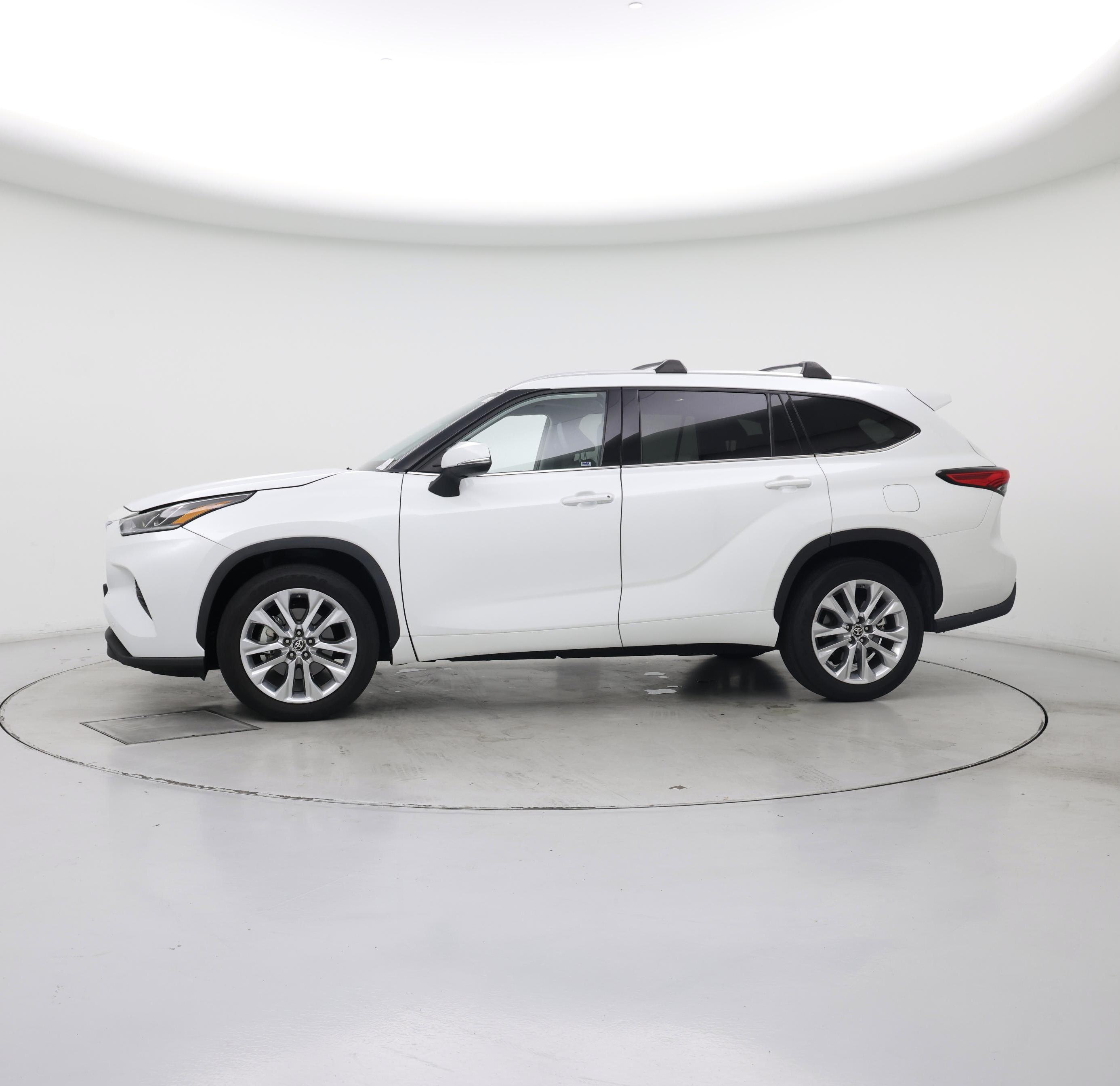 Thumbnail: 2022 Toyota Highlander - 3