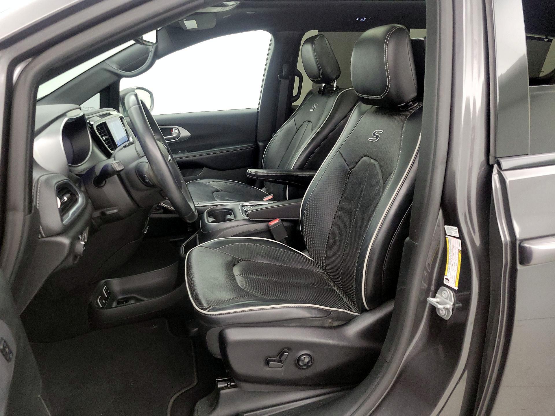 Thumbnail: 2018 Chrysler Pacifica - 11