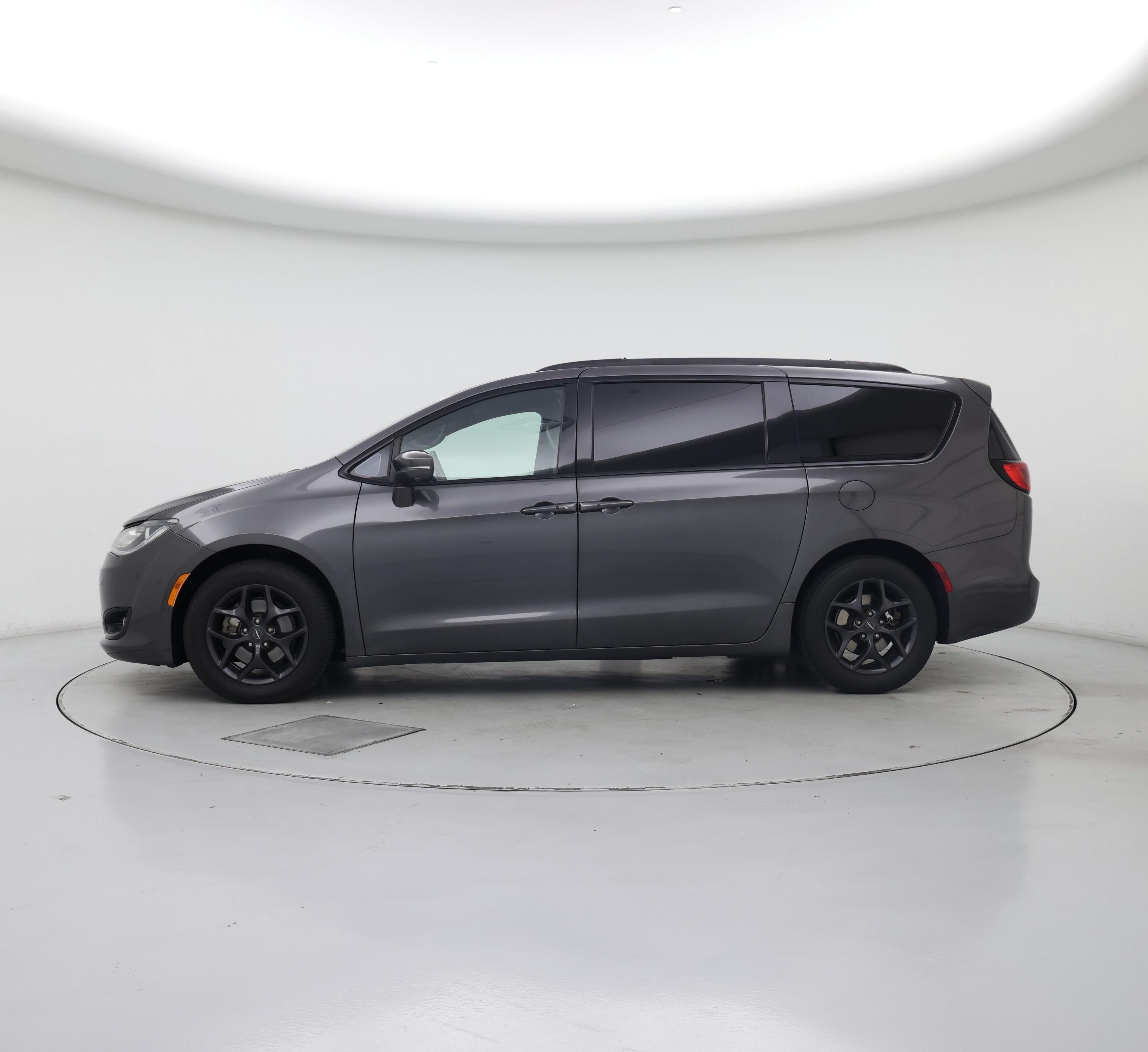 Thumbnail: 2018 Chrysler Pacifica - 3