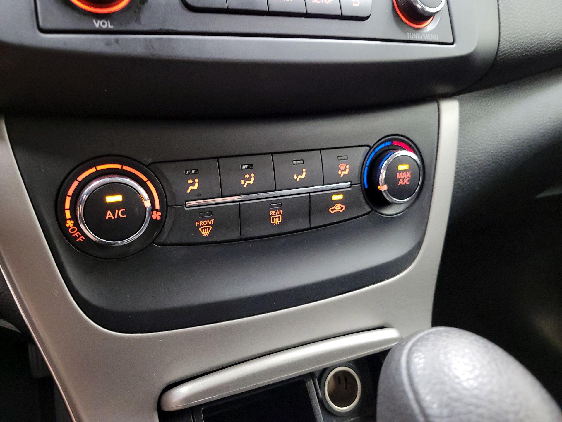 Thumbnail: 2015 Nissan Sentra - 15