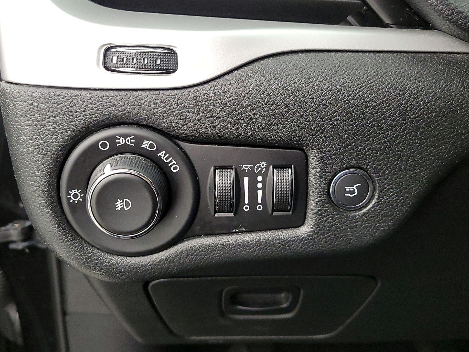 Thumbnail: 2015 Jeep Cherokee - 13