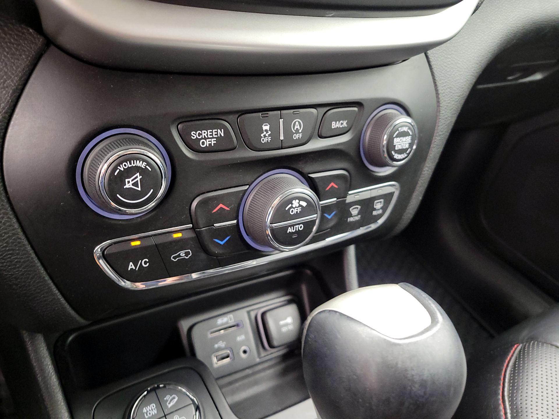 Thumbnail: 2015 Jeep Cherokee - 16