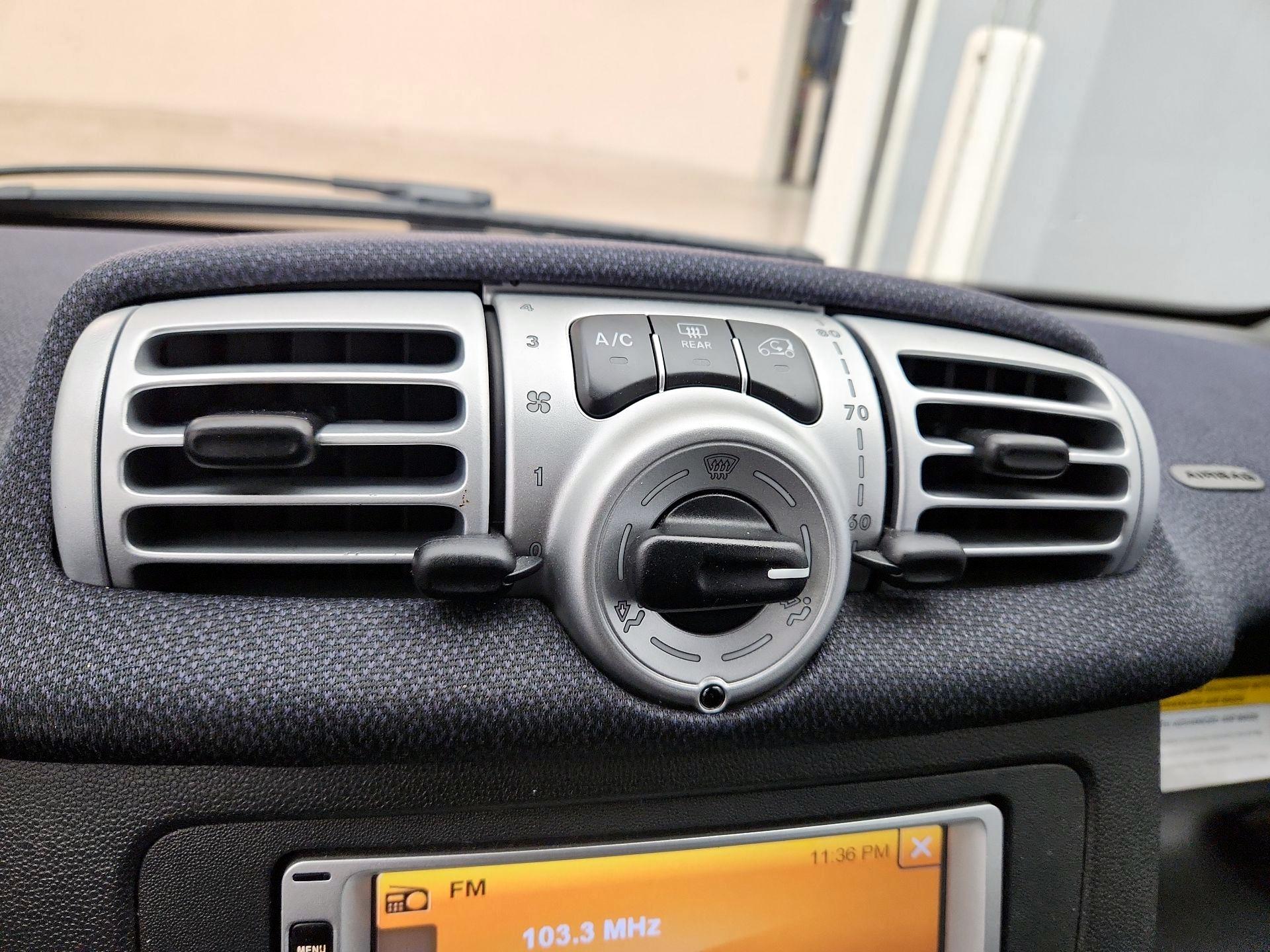 Thumbnail: 2015 smart fortwo - 14