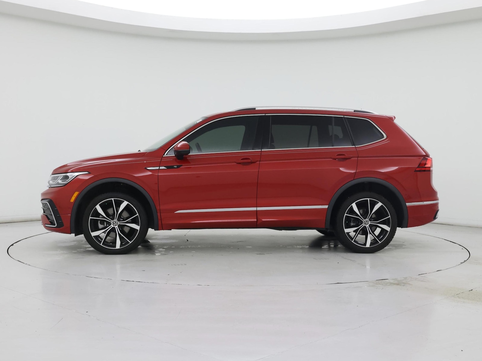 Image 4 of 2024 Volkswagen Tiguan SEL R-Line
