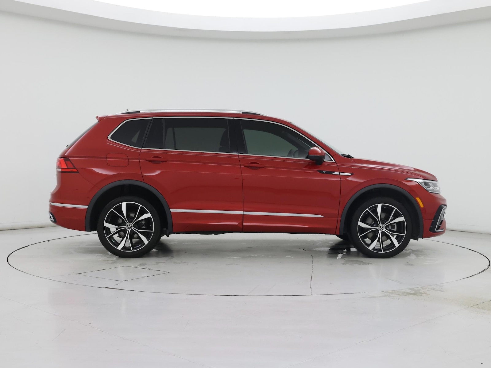 Image 8 of 2024 Volkswagen Tiguan SEL R-Line