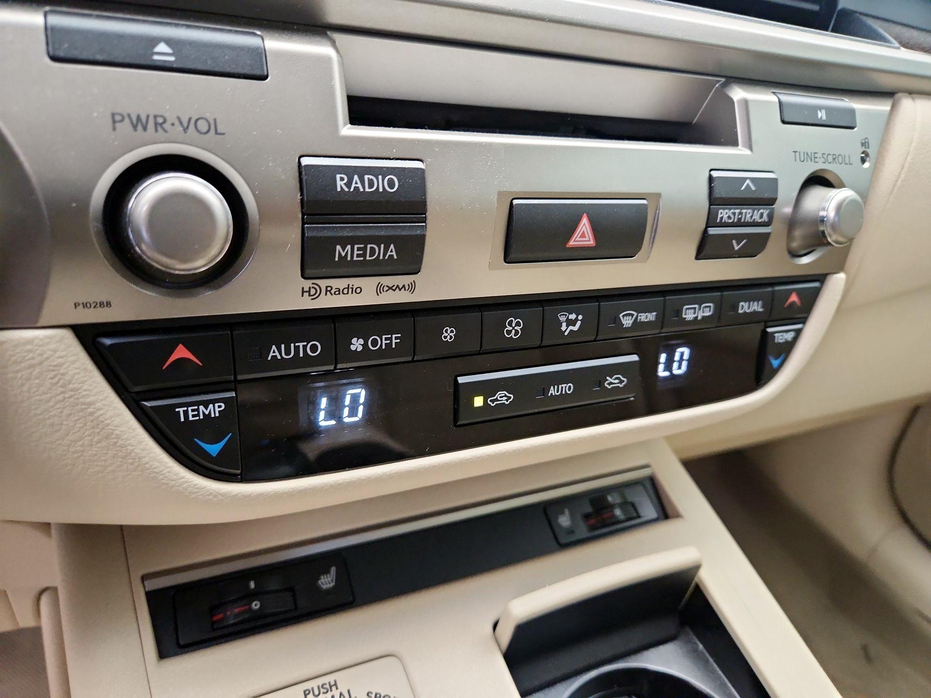 Thumbnail: 2013 Lexus ES - 16