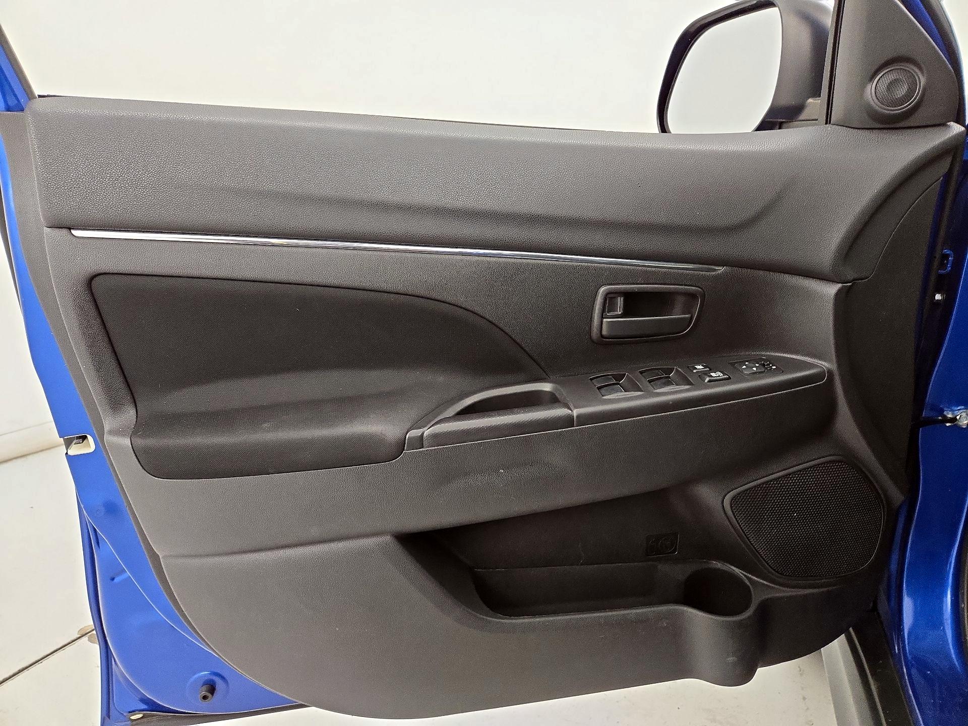 Thumbnail: 2015 Mitsubishi Outlander Sport - 12
