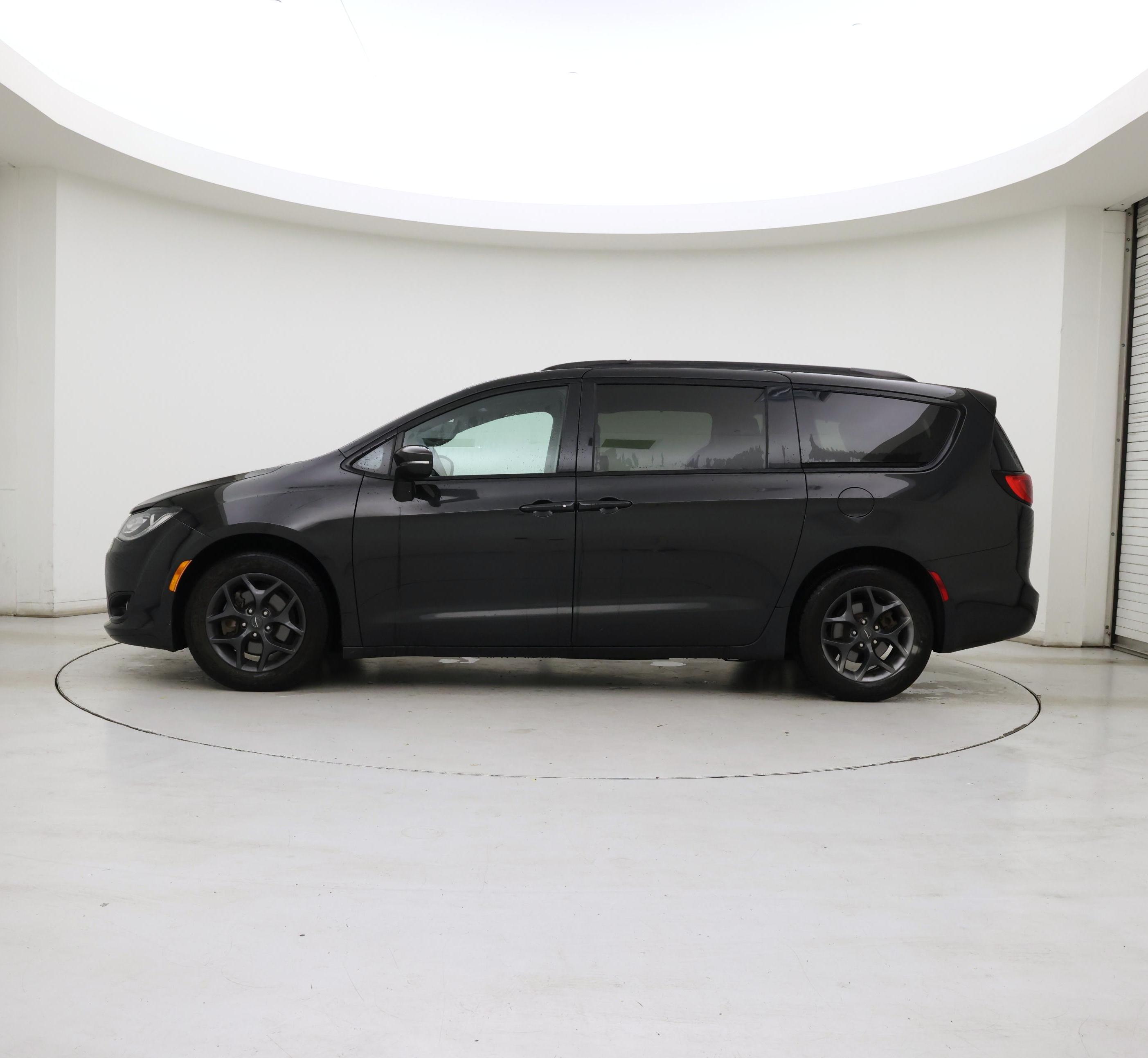 Thumbnail: 2019 Chrysler Pacifica - 3