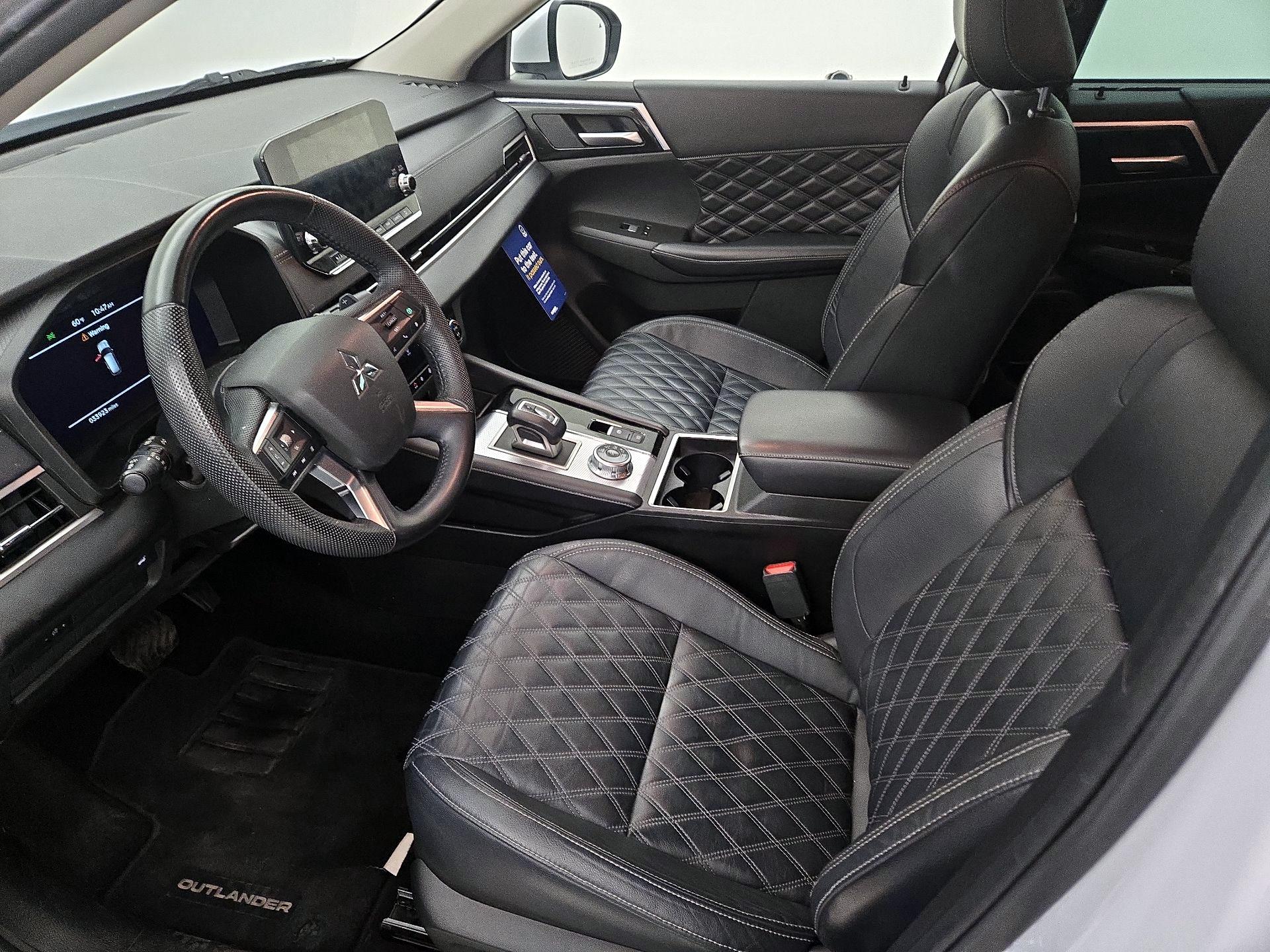 Thumbnail: 2023 Mitsubishi Outlander - 11