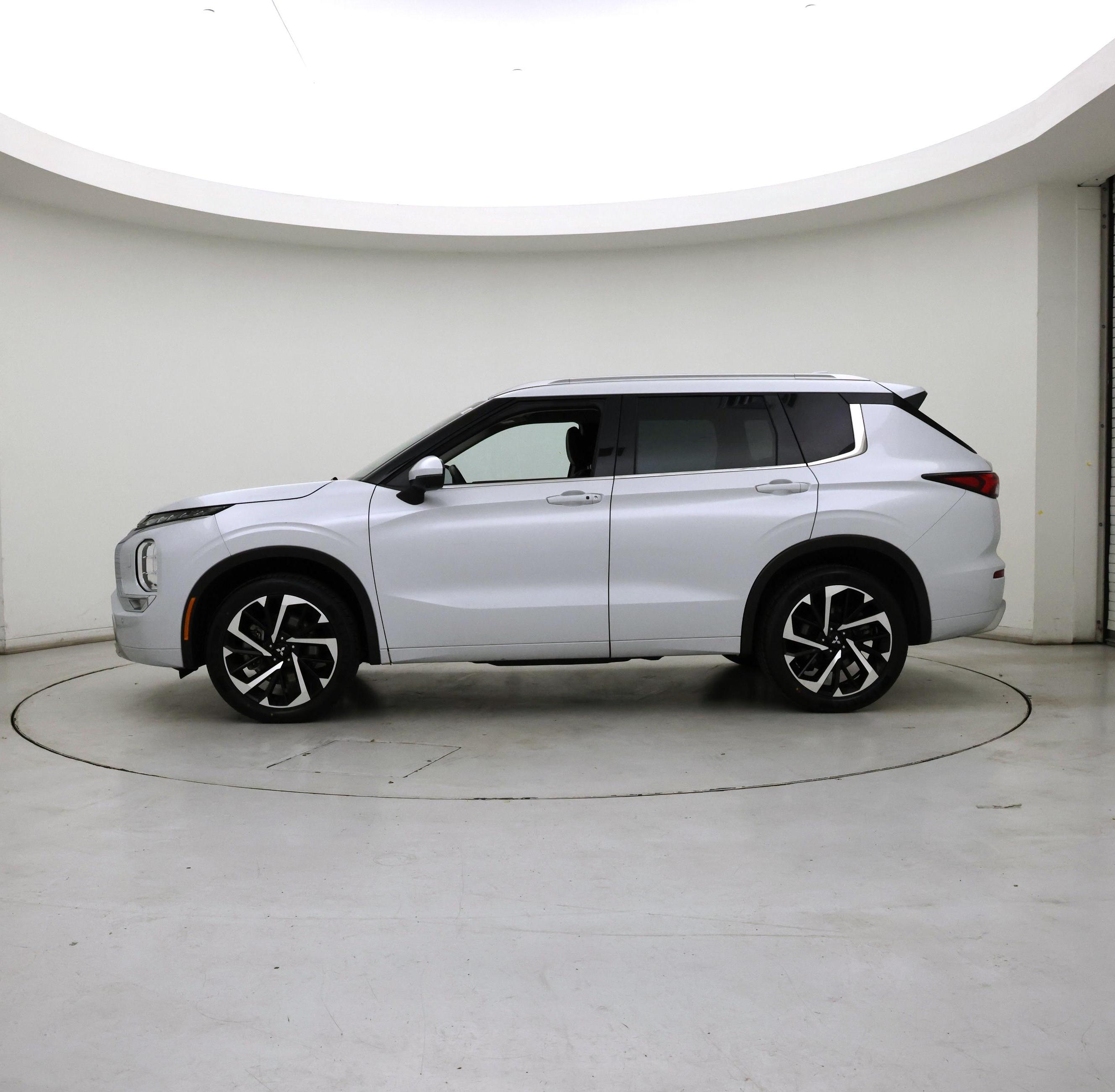 Thumbnail: 2023 Mitsubishi Outlander - 3