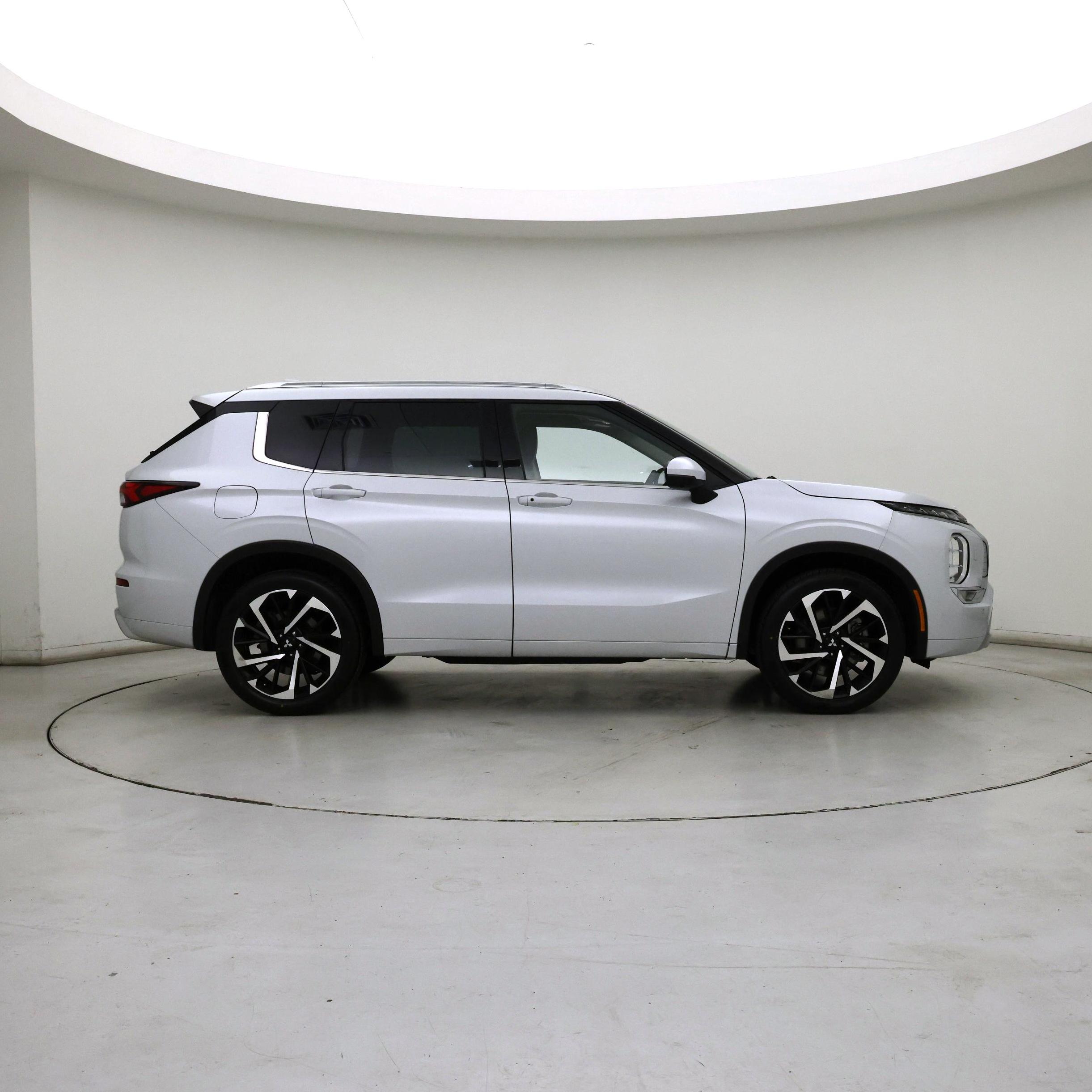 Thumbnail: 2023 Mitsubishi Outlander - 7
