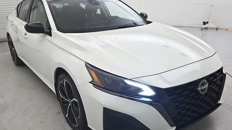 2023 Nissan Altima SR Hero Image