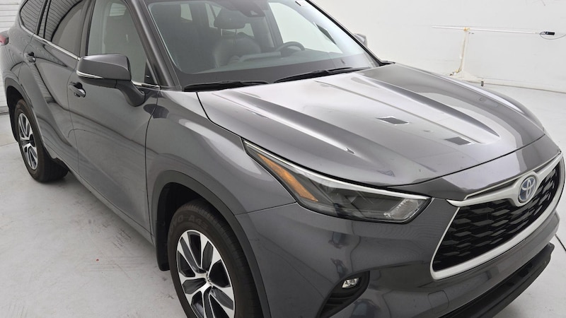 2022 Toyota Highlander XLE Hero Image