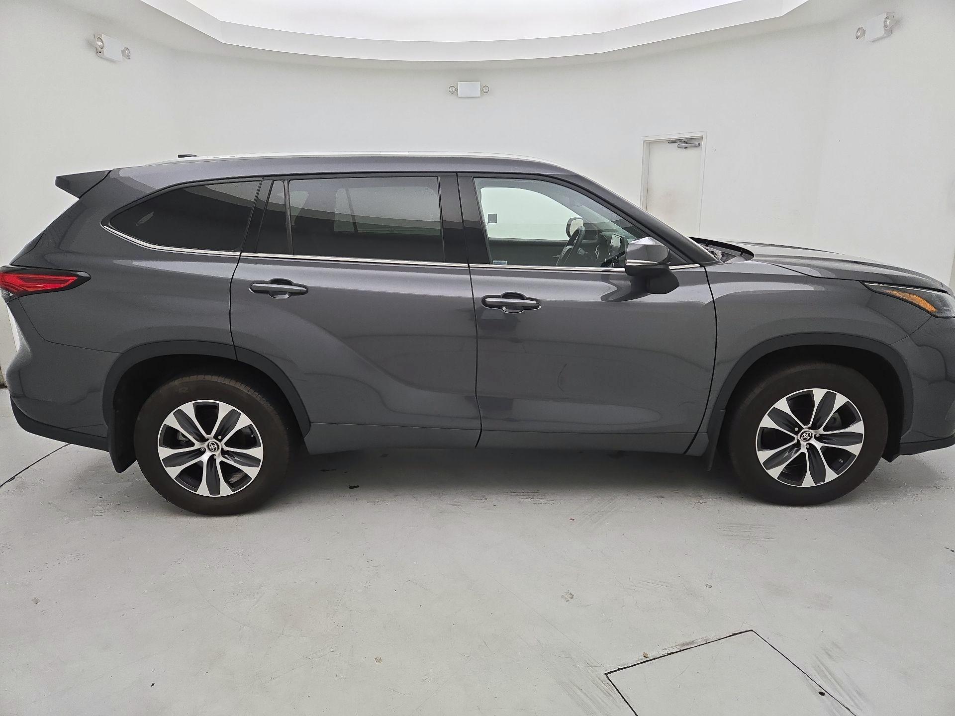 Thumbnail: 2022 Toyota Highlander - 4