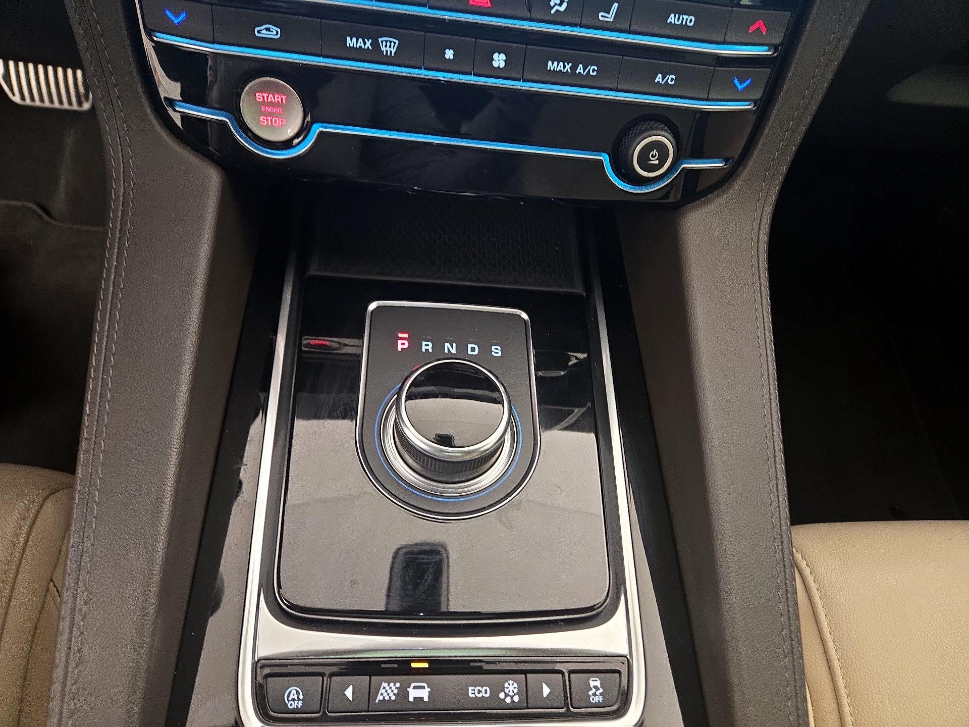 Thumbnail: 2019 Jaguar F-Pace - 16