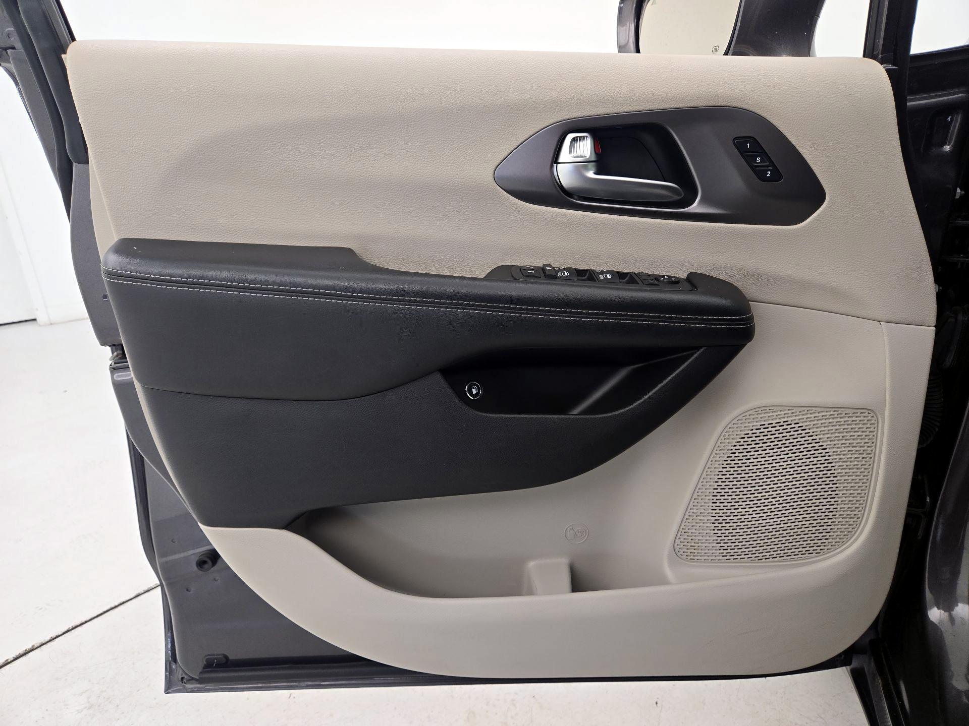 Thumbnail: 2022 Chrysler Pacifica - 12