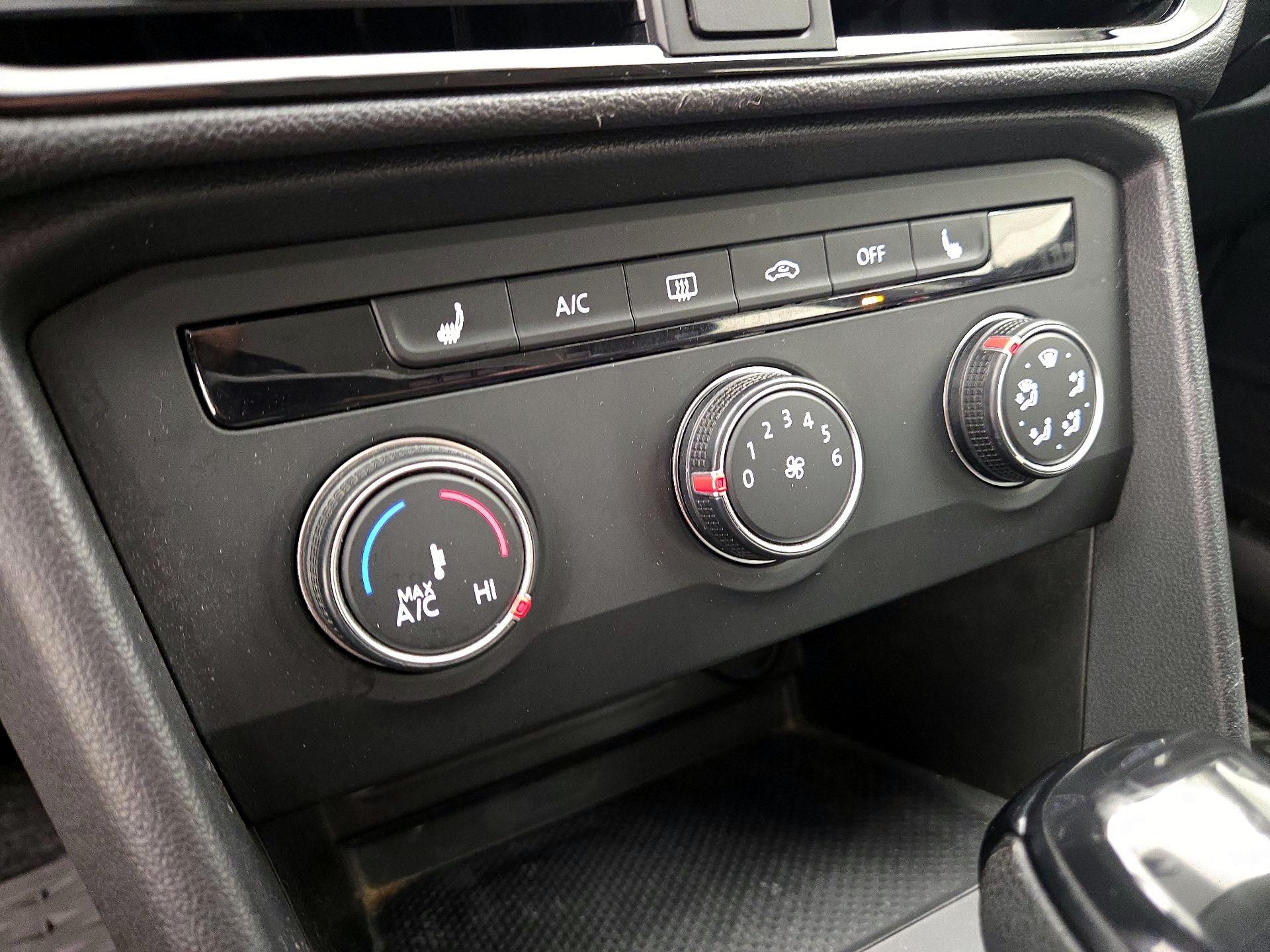 Thumbnail: 2022 Volkswagen Taos - 16