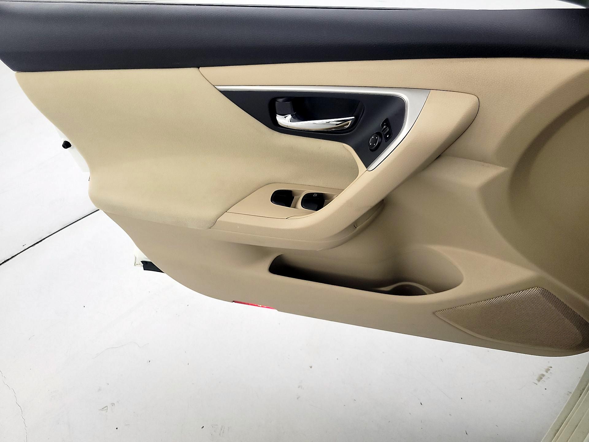 Thumbnail: 2015 Nissan Altima - 12