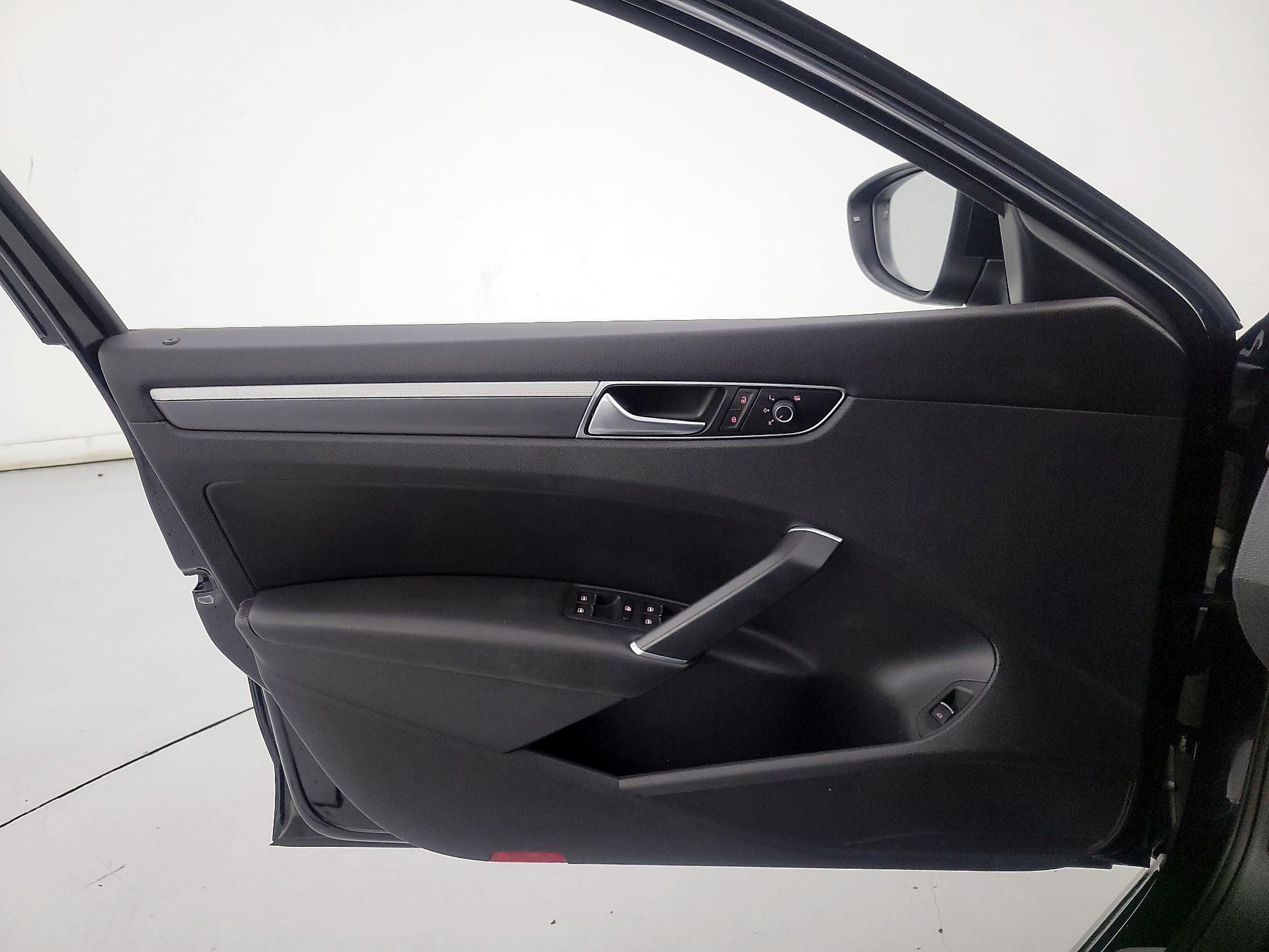 Thumbnail: 2017 Volkswagen Passat - 12
