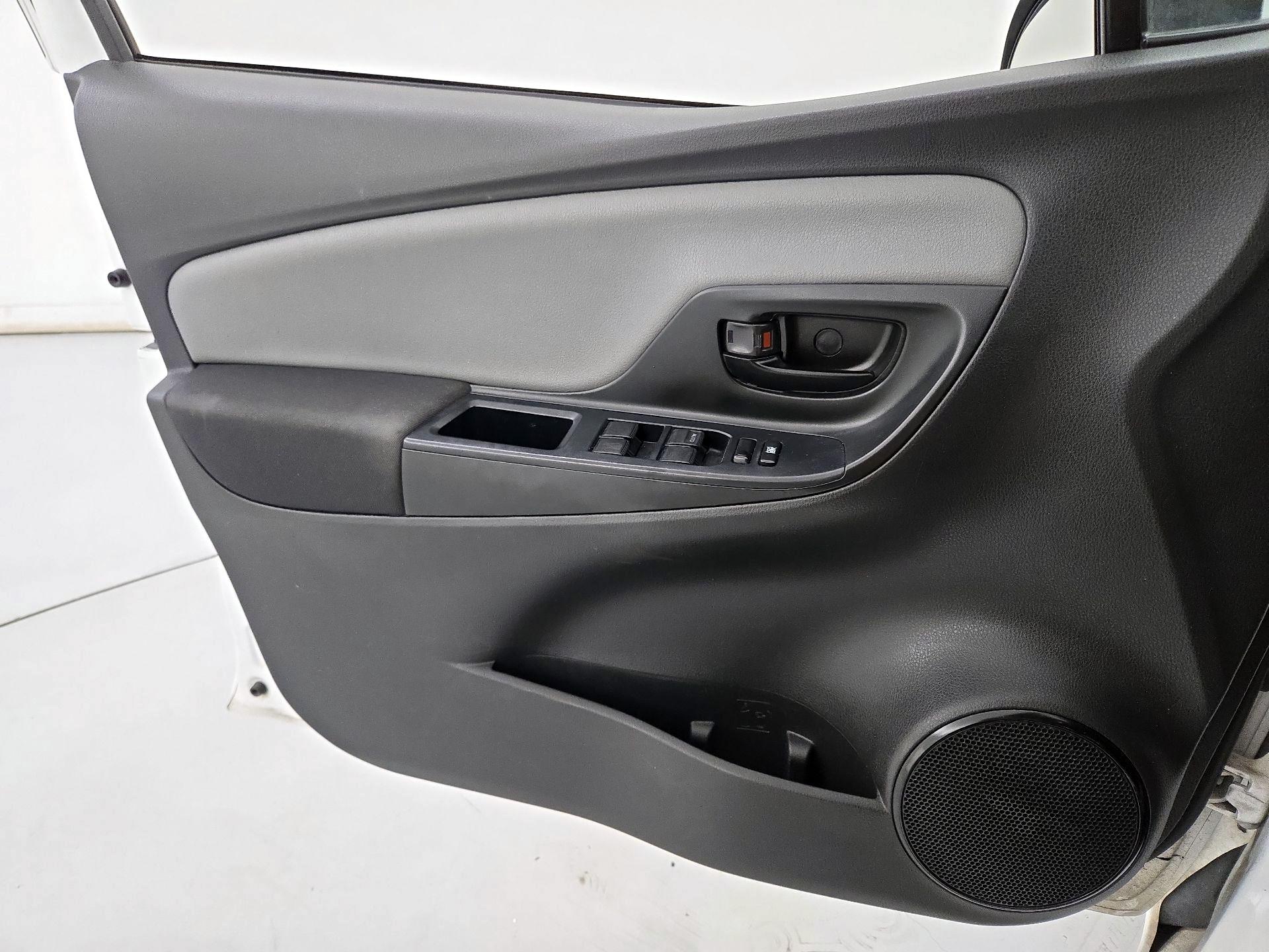 Thumbnail: 2015 Toyota Yaris - 12