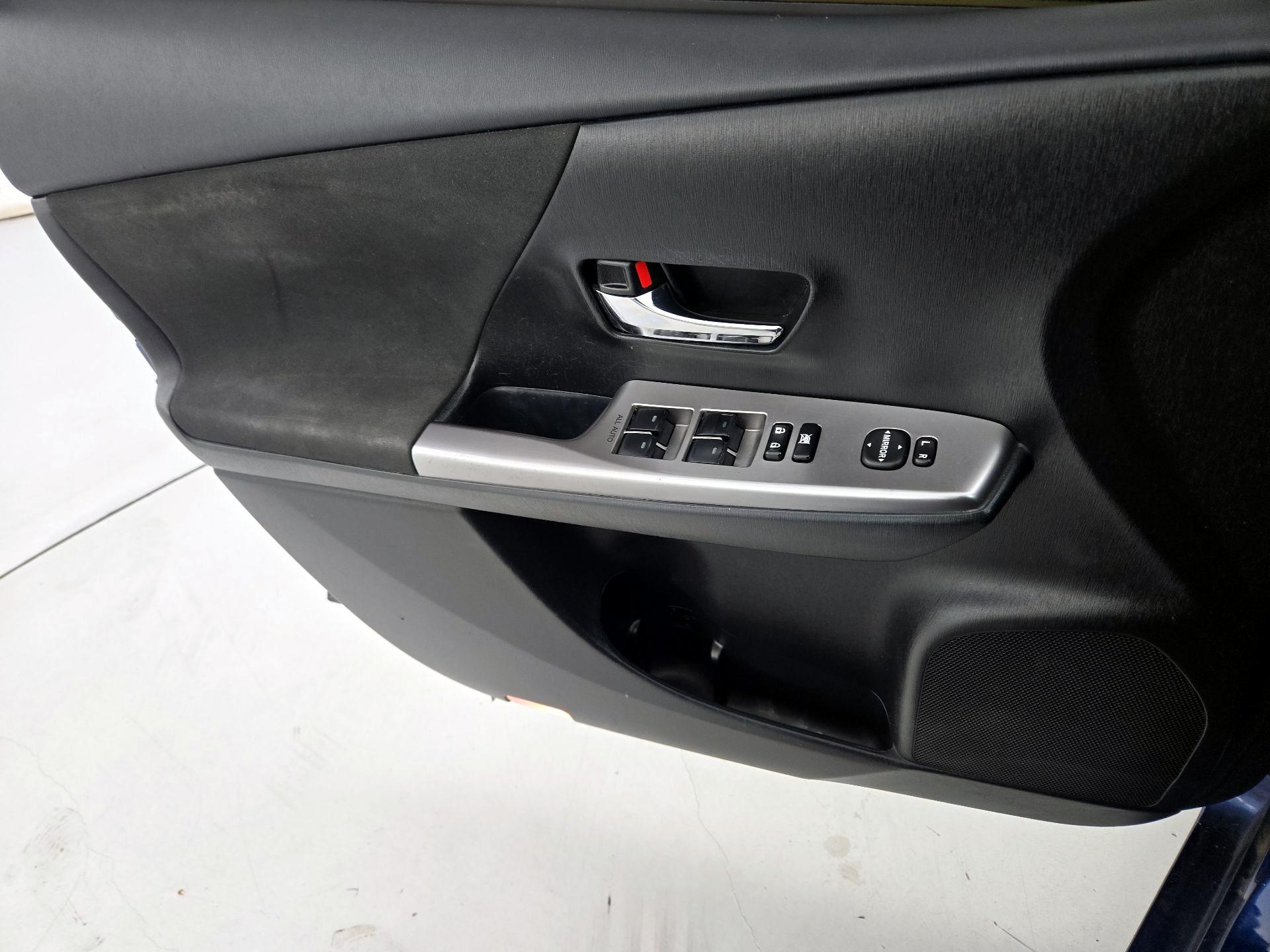 Thumbnail: 2015 Toyota Prius v - 12