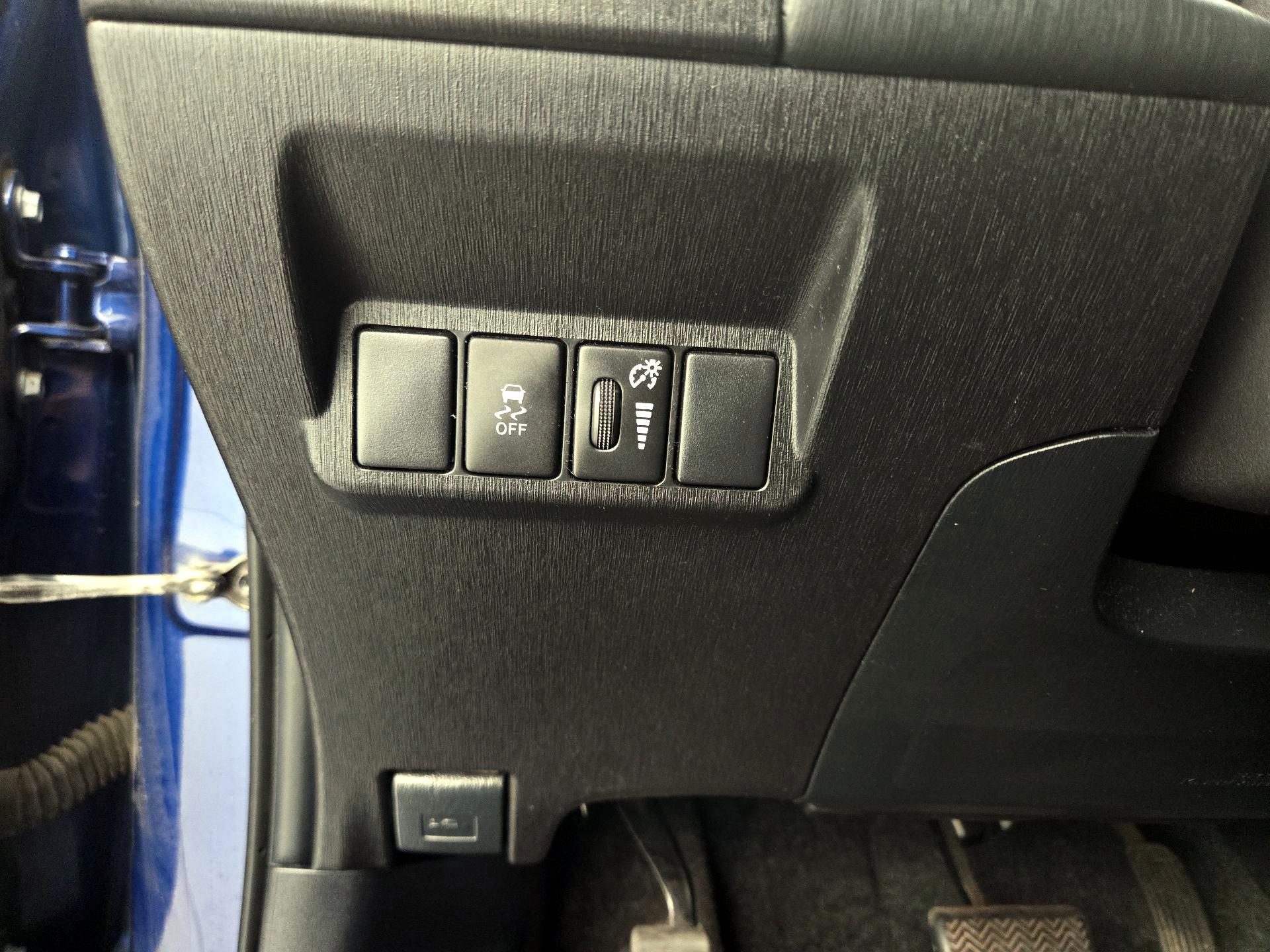 Thumbnail: 2015 Toyota Prius v - 13
