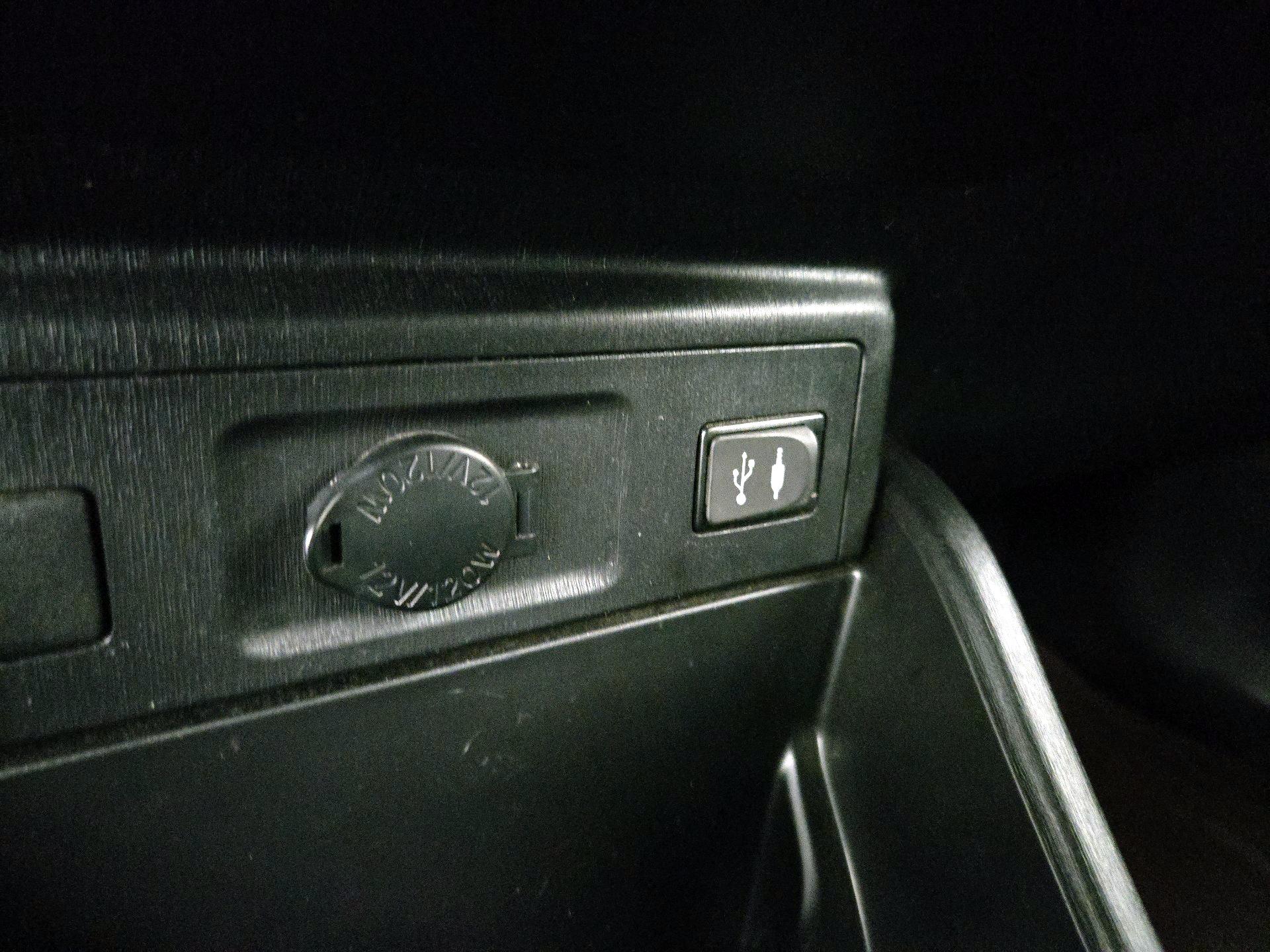 Thumbnail: 2015 Toyota Prius v - 18