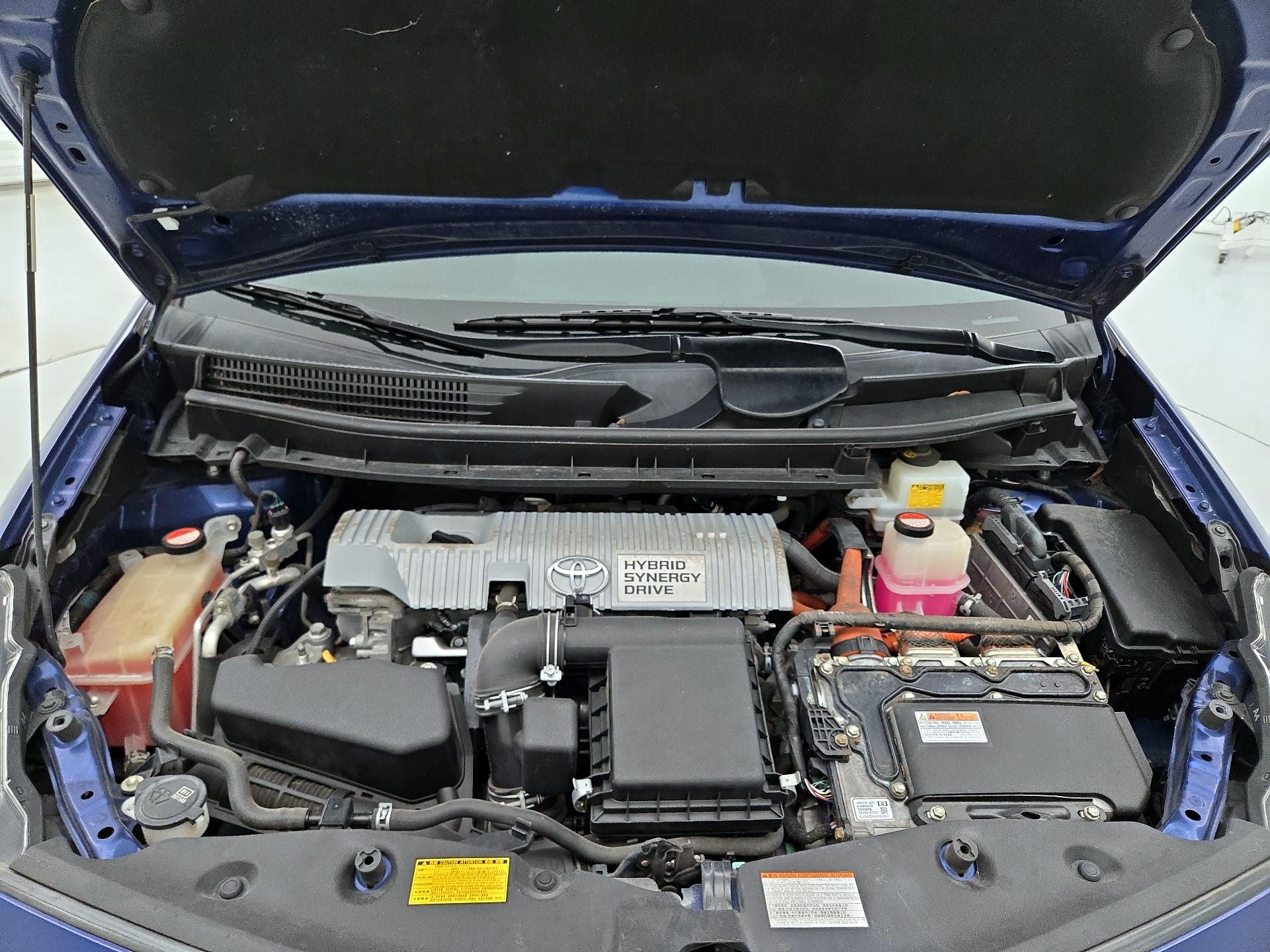 Thumbnail: 2015 Toyota Prius v - 20