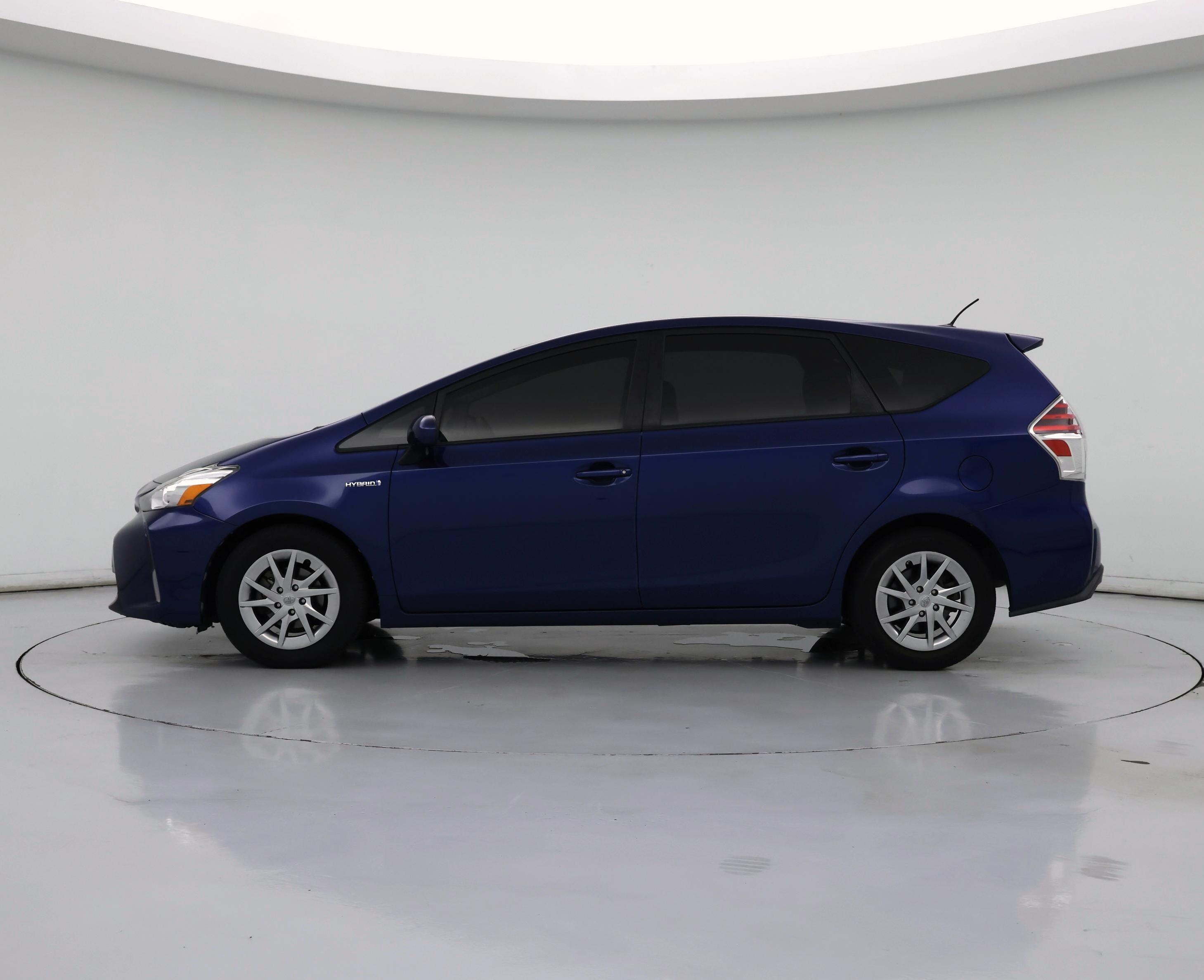 Thumbnail: 2015 Toyota Prius v - 3