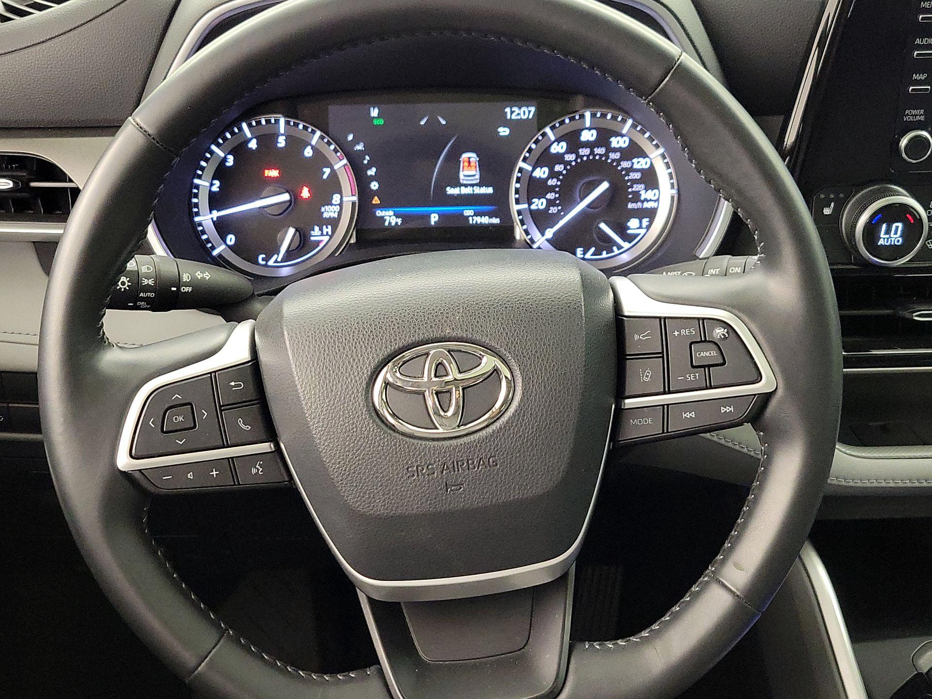 Thumbnail: 2022 Toyota Highlander - 10