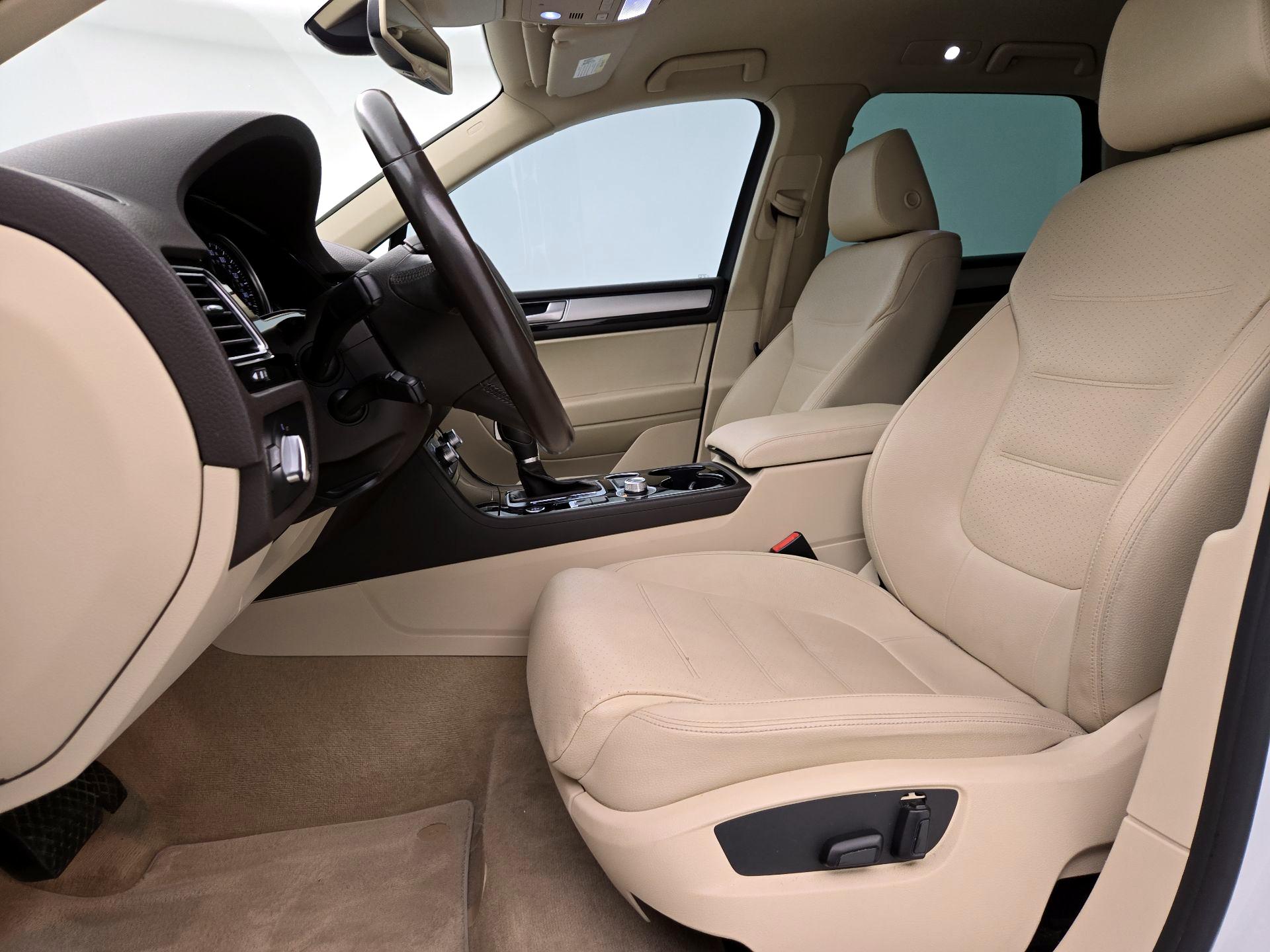 Thumbnail: 2016 Volkswagen Touareg - 11