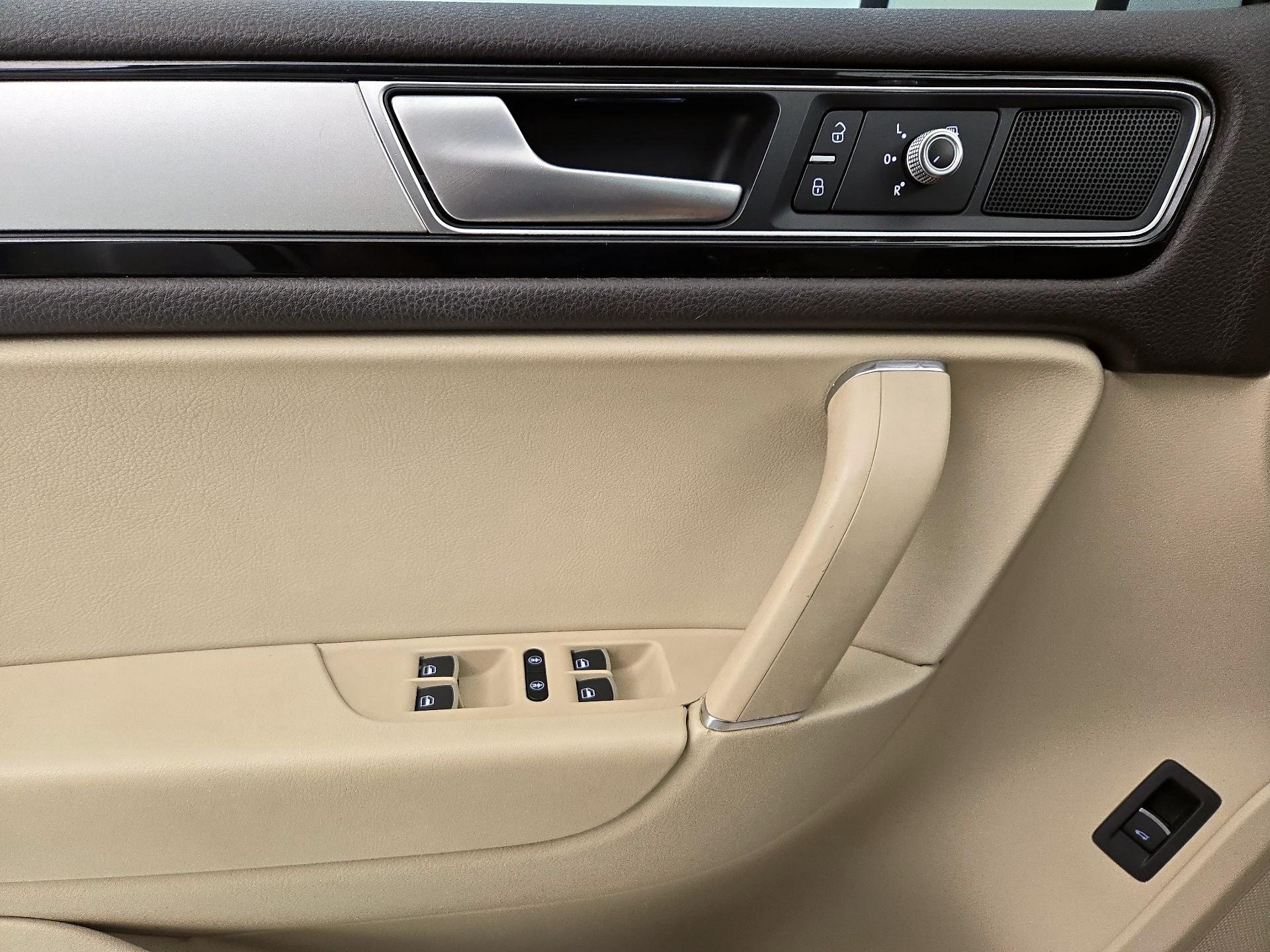 Thumbnail: 2016 Volkswagen Touareg - 12