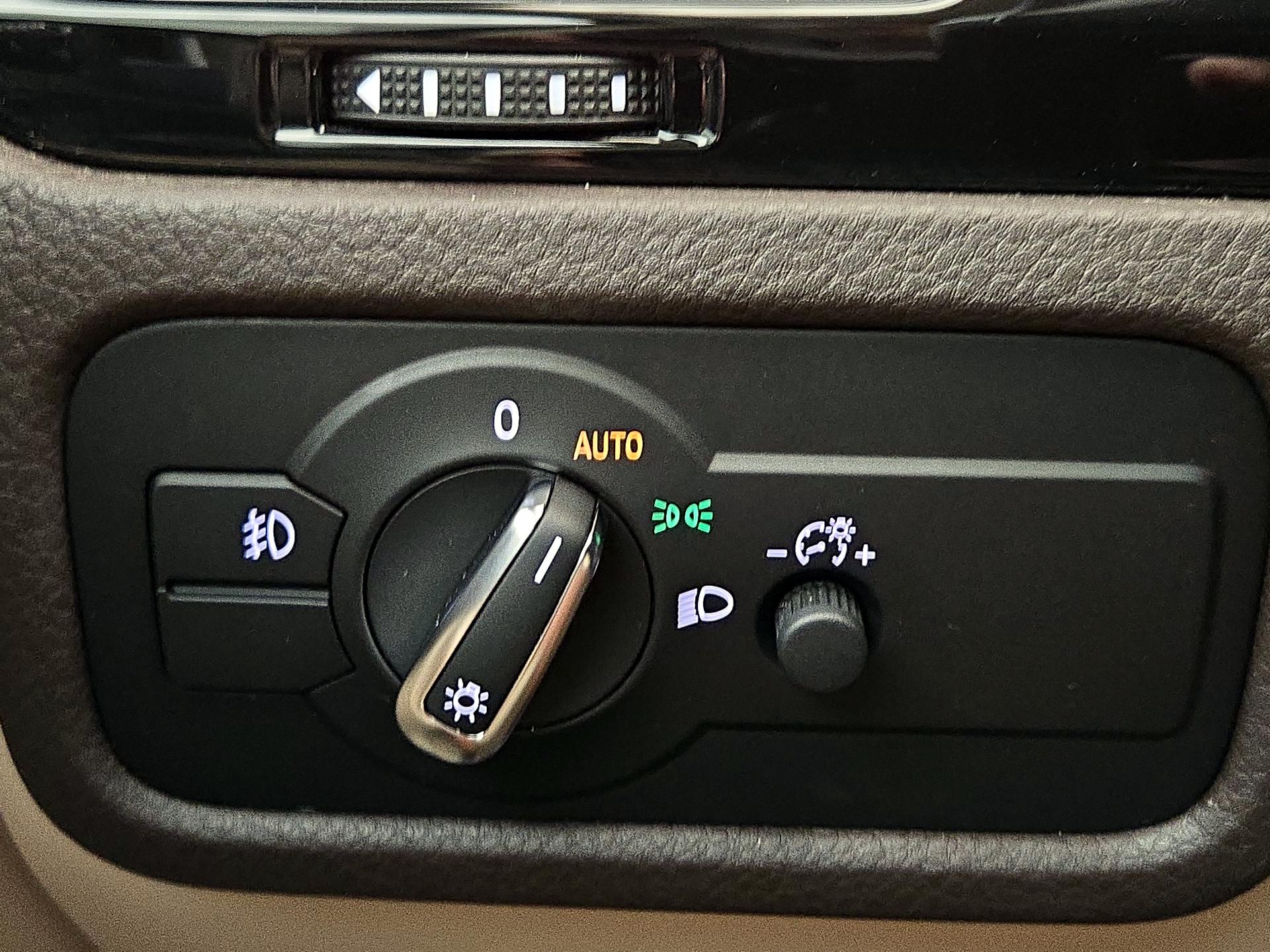 Thumbnail: 2016 Volkswagen Touareg - 13