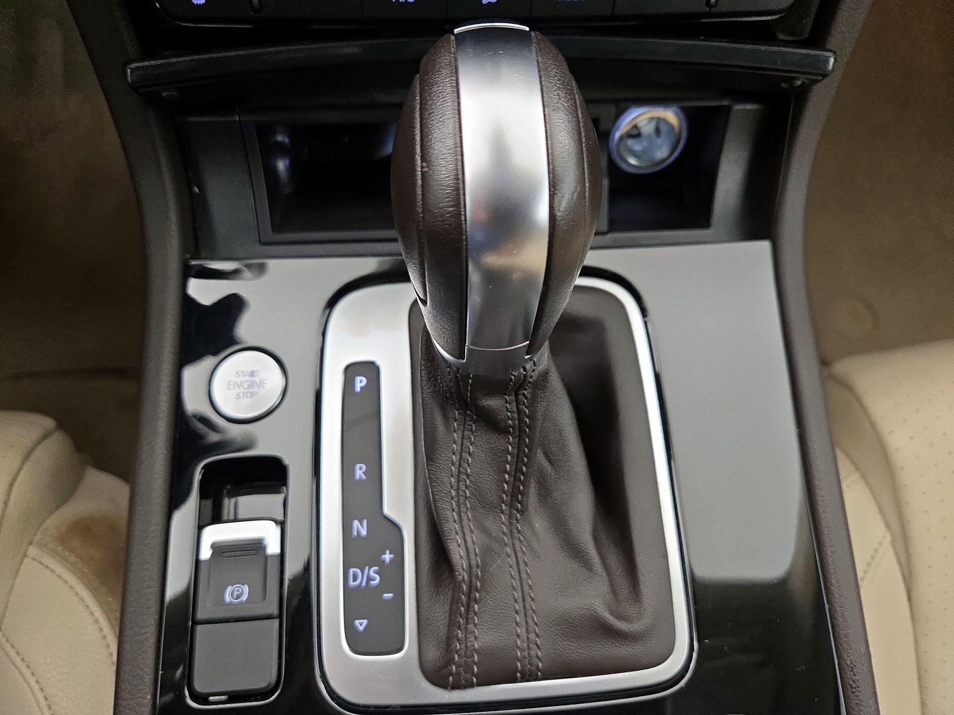Thumbnail: 2016 Volkswagen Touareg - 18