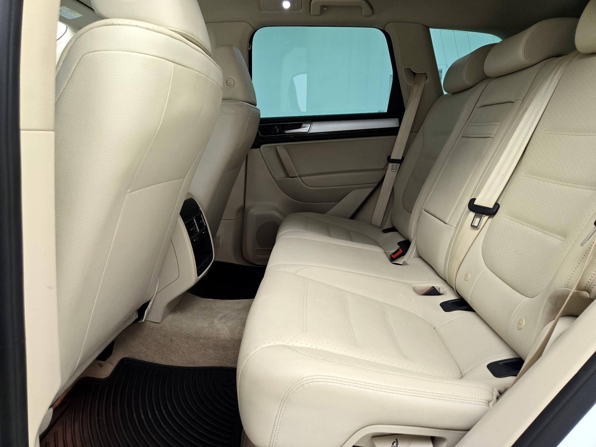 Thumbnail: 2016 Volkswagen Touareg - 19