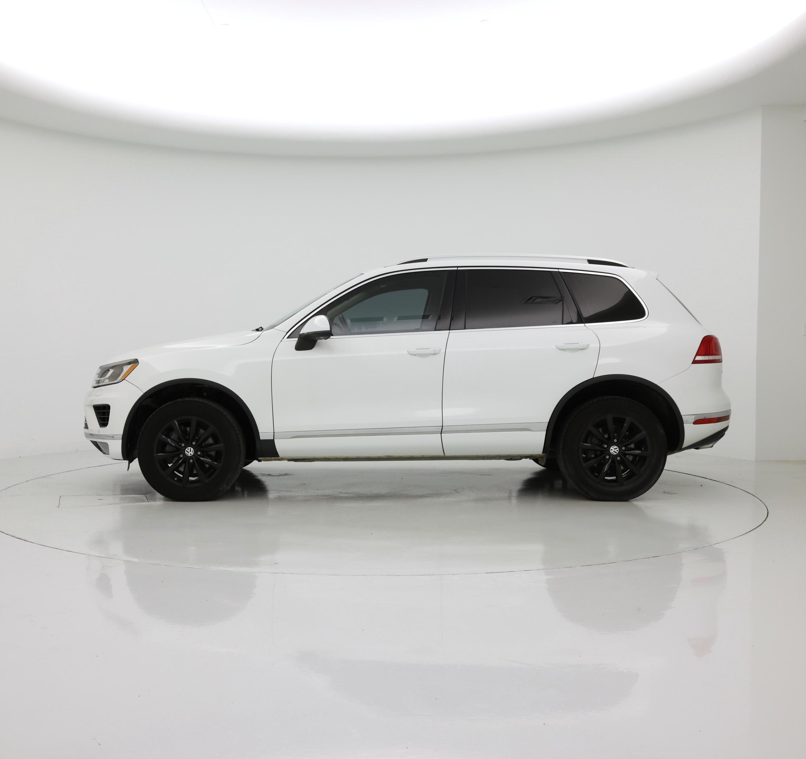 Thumbnail: 2016 Volkswagen Touareg - 3