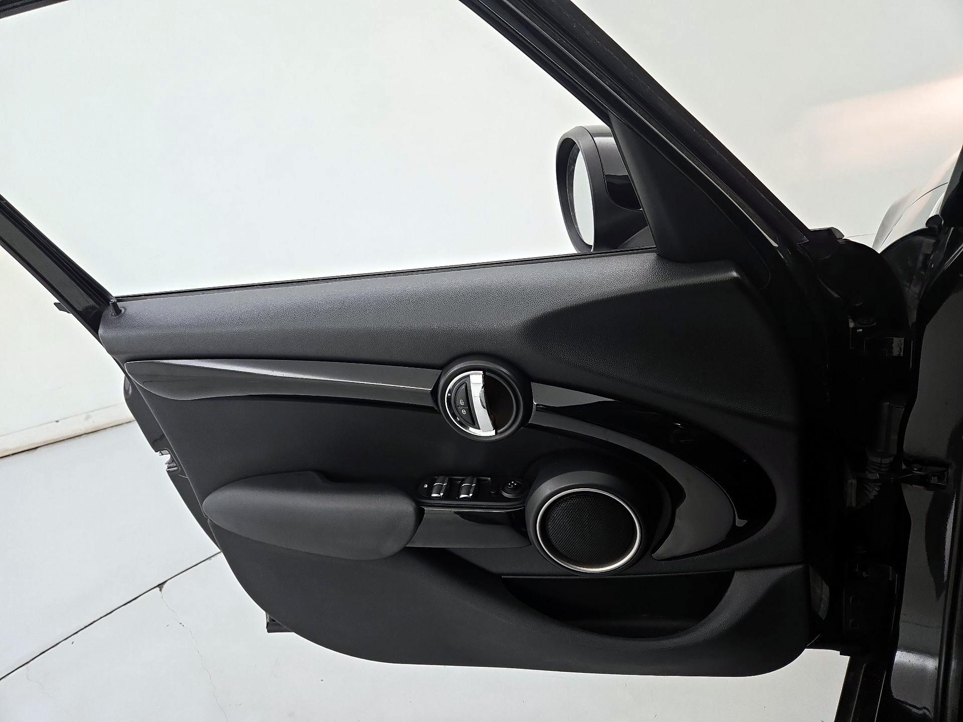 Thumbnail: 2015 MINI Cooper Hardtop - 12
