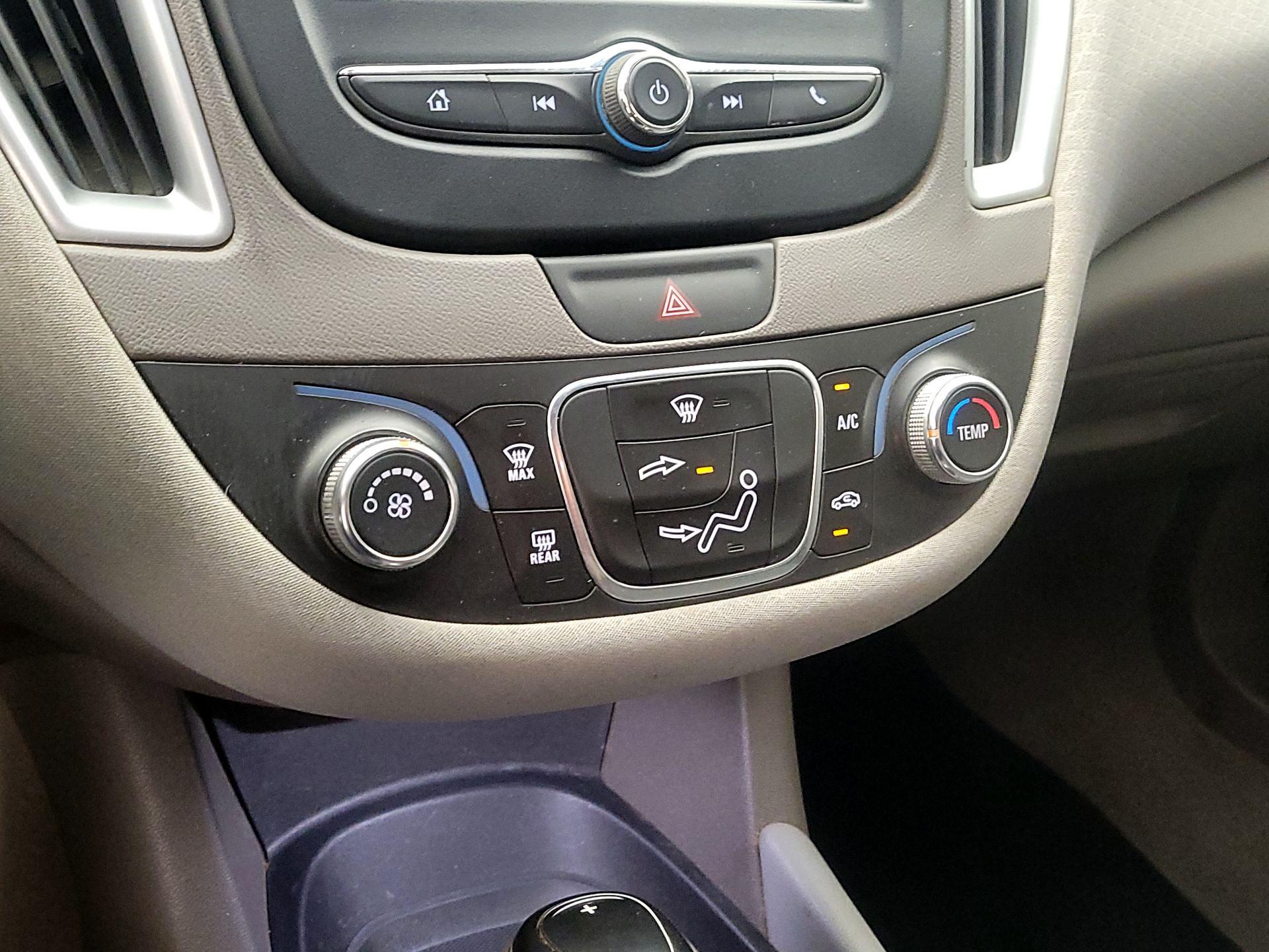 Thumbnail: 2016 Chevrolet Malibu - 16