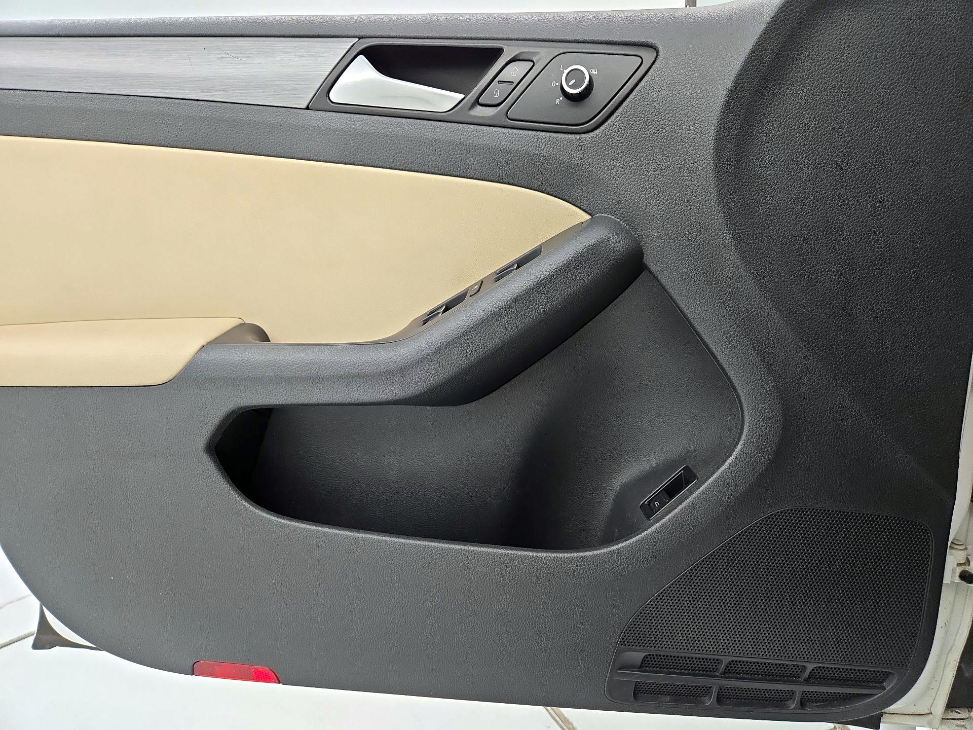 Thumbnail: 2014 Volkswagen Jetta - 12