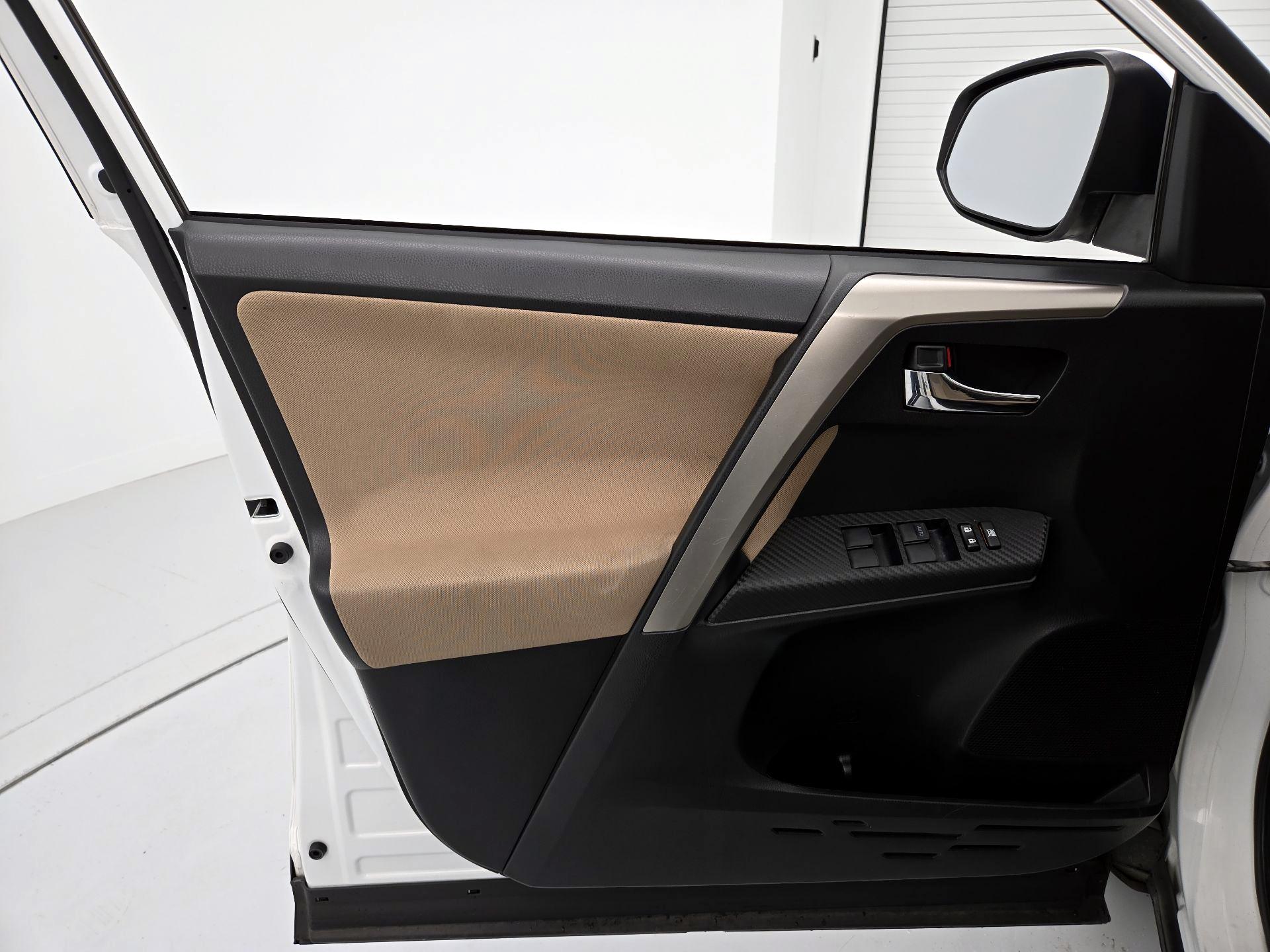 Thumbnail: 2015 Toyota RAV4 - 12