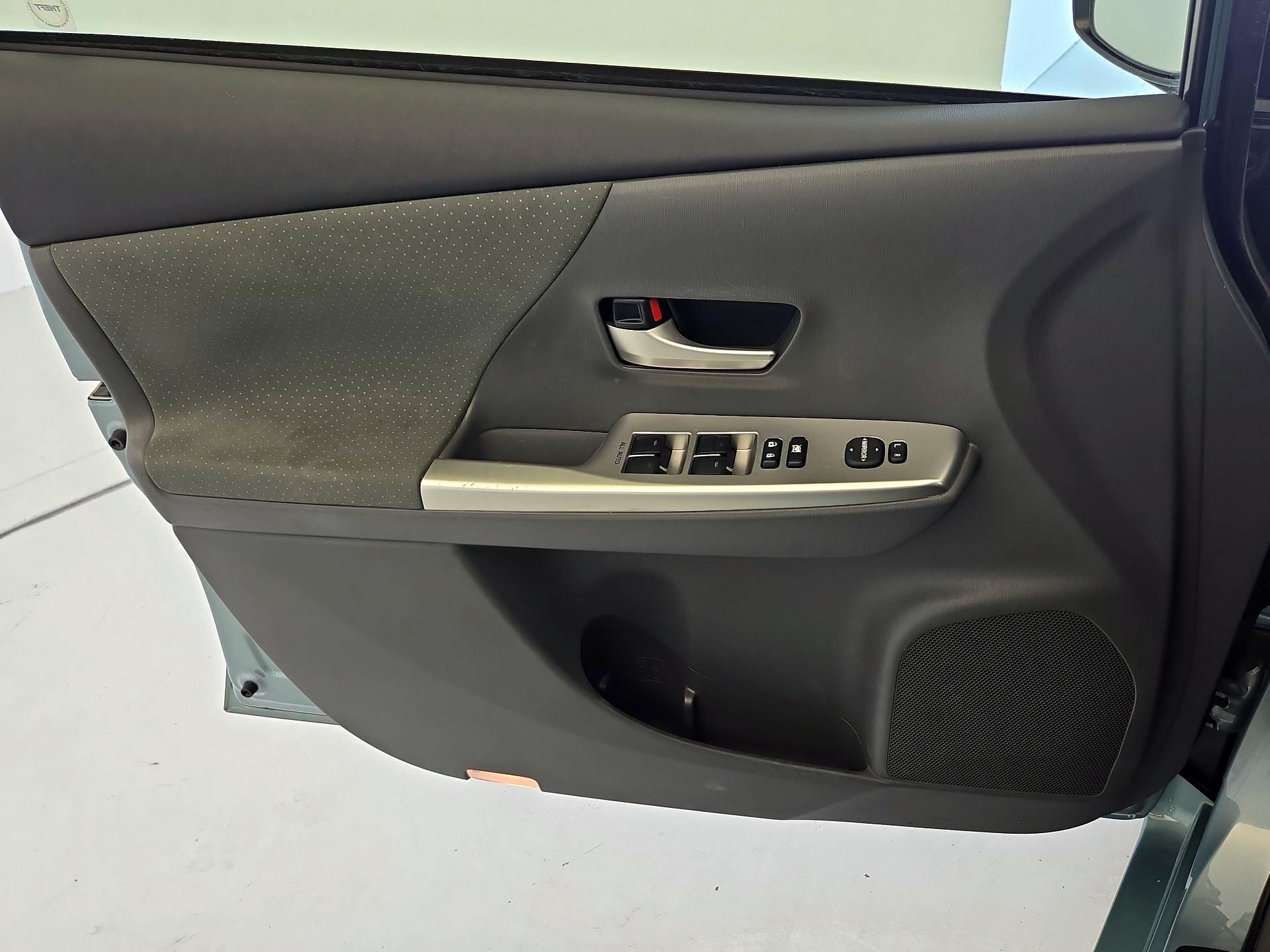 Thumbnail: 2014 Toyota Prius v - 12