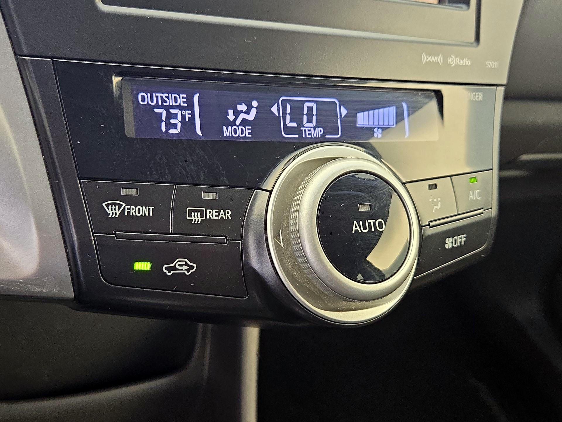 Thumbnail: 2014 Toyota Prius v - 16