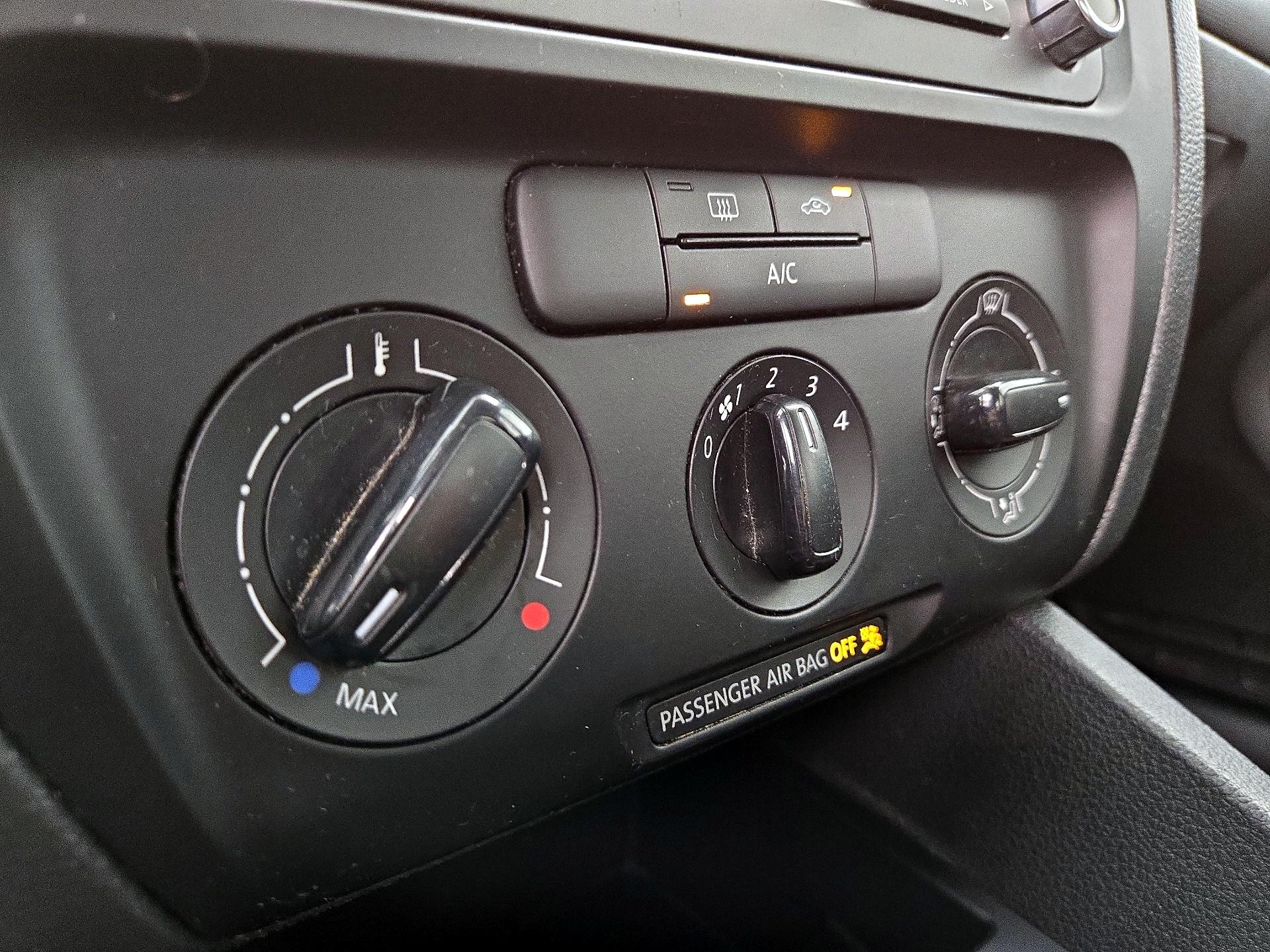 Thumbnail: 2014 Volkswagen Jetta - 15